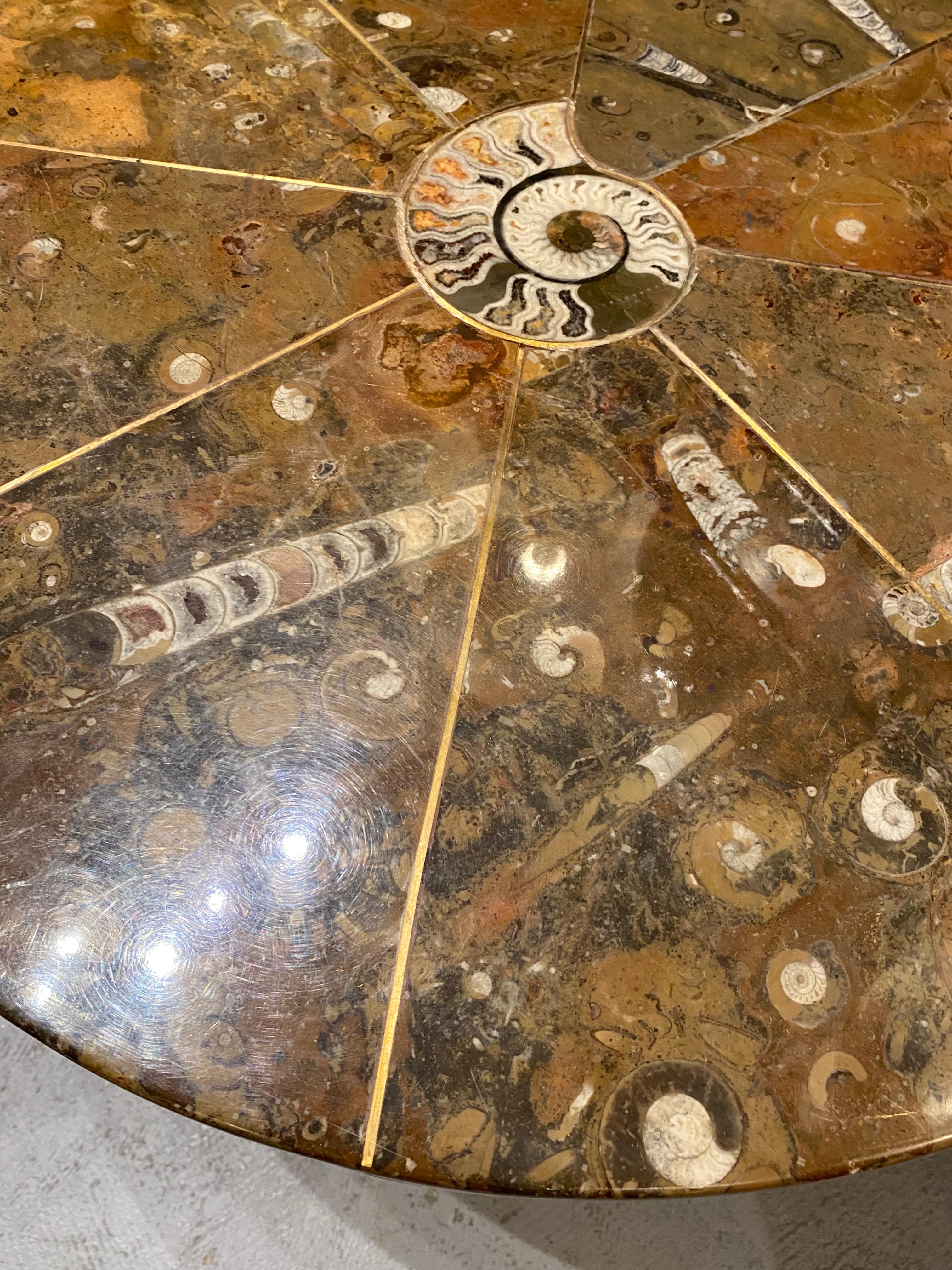 Moulage Table basse d'inspiration Tony Duquette en Ammonite fossile en vente