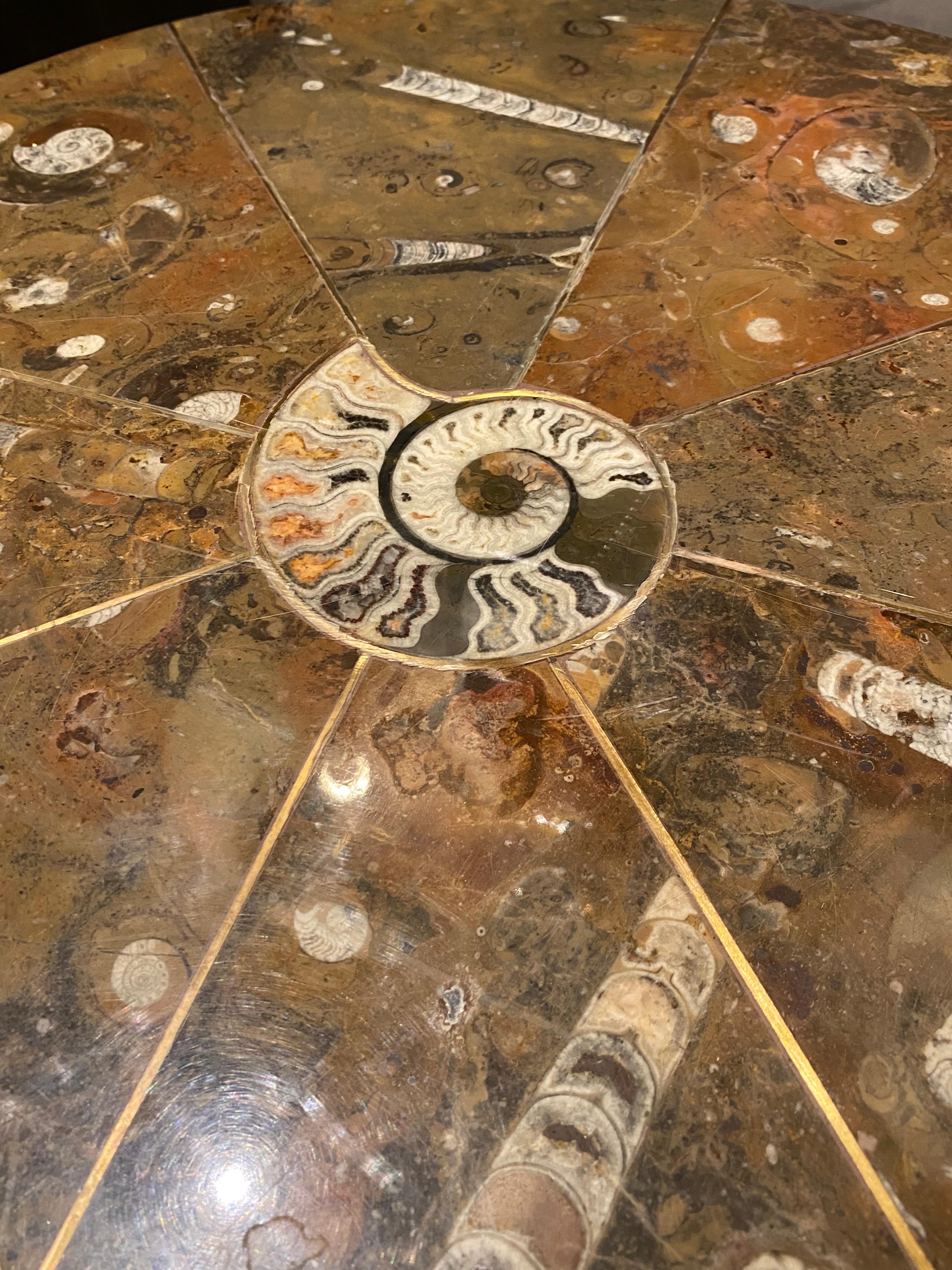 Table basse d'inspiration Tony Duquette en Ammonite fossile Bon état - En vente à Pasadena, CA