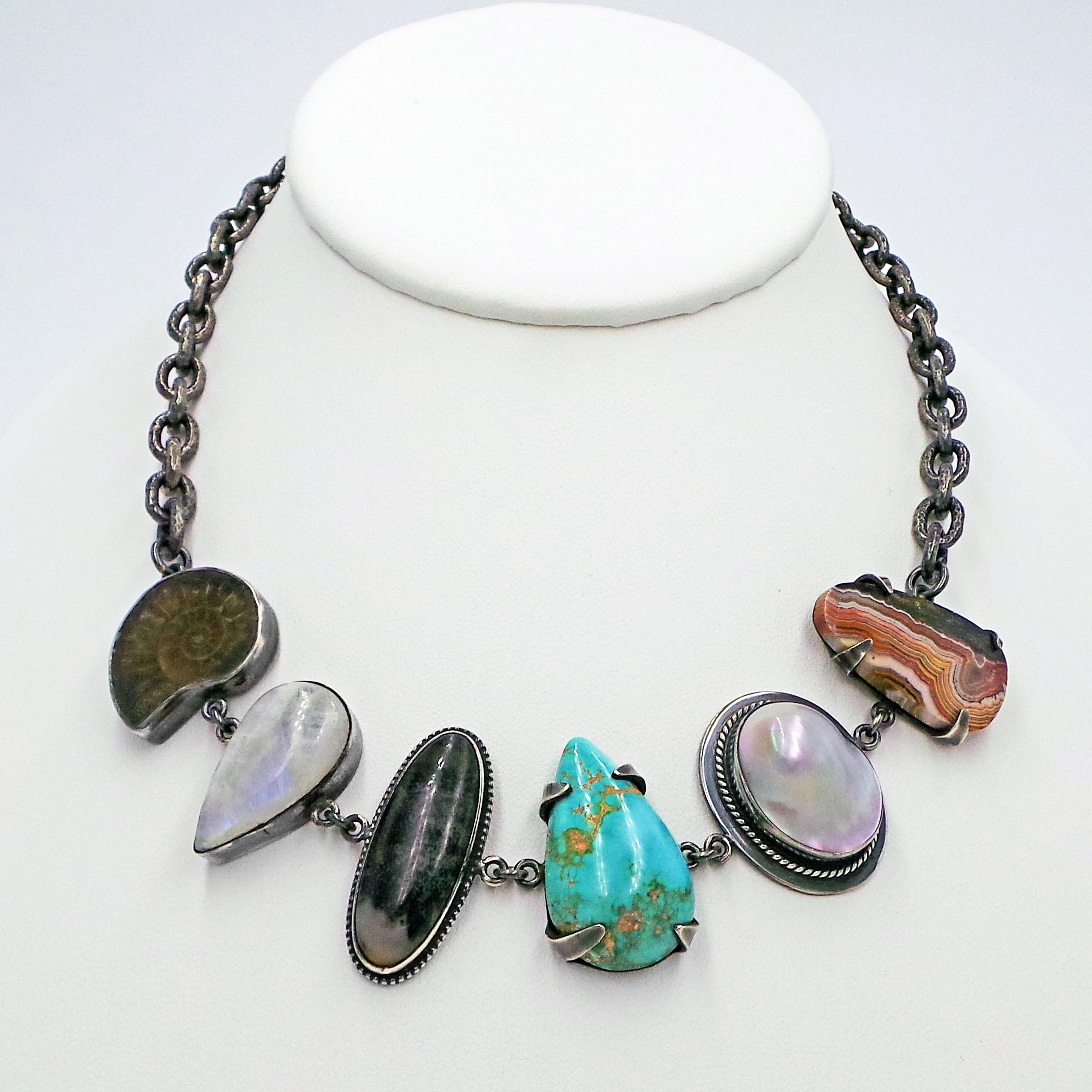 Halskette aus oxidiertem Sterlingsilber mit Fossil und Edelsteinen Damen