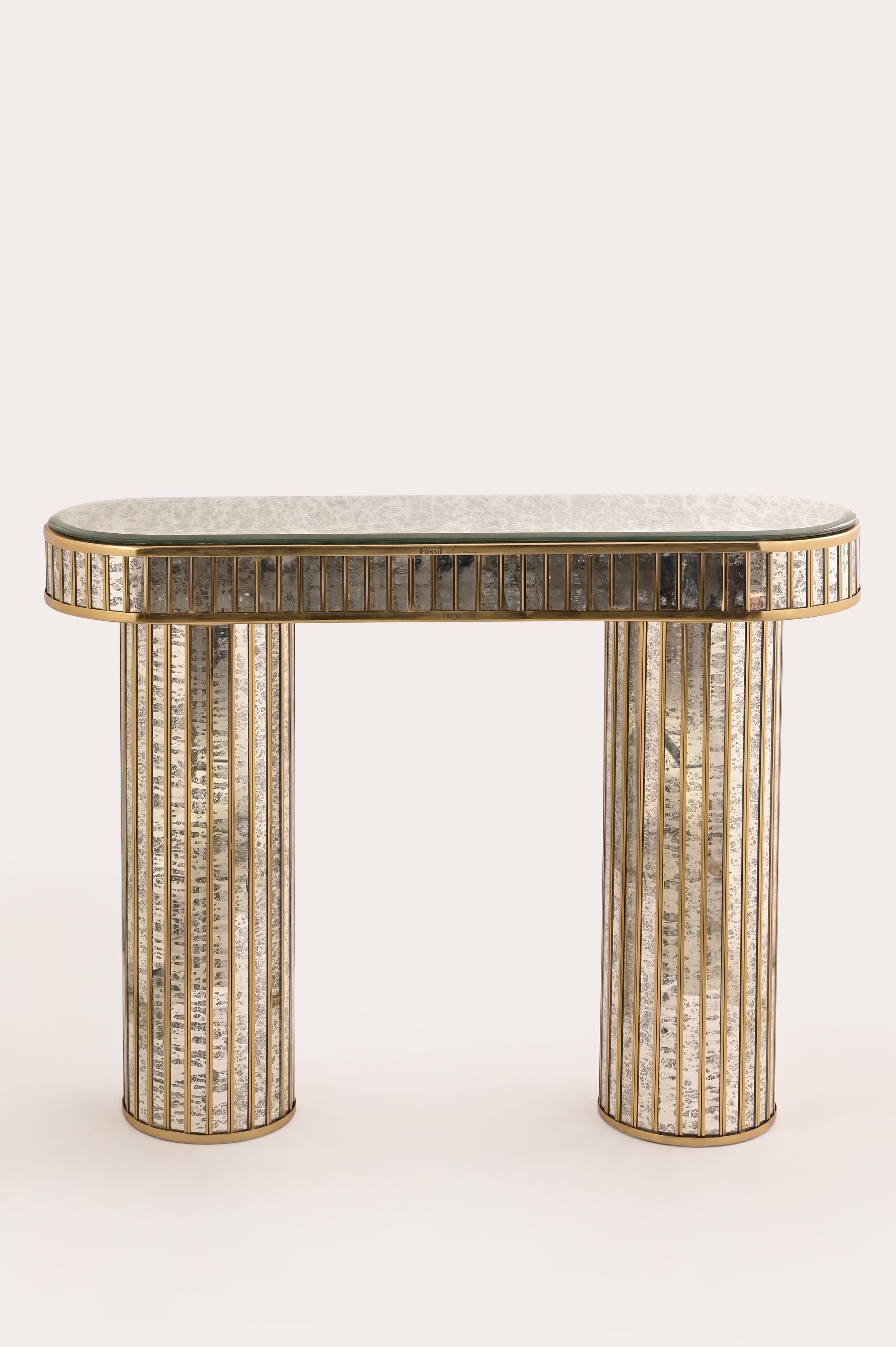Ti presentiamo il Fossil Console Table: una capsula del tempo che aspetta di ravvivare il tuo spazio vitale. Realizzato con un vetro dalla texture fossile, intrigante come sembra, questo tavolo consolle artigianale ha un mix perfetto di chic