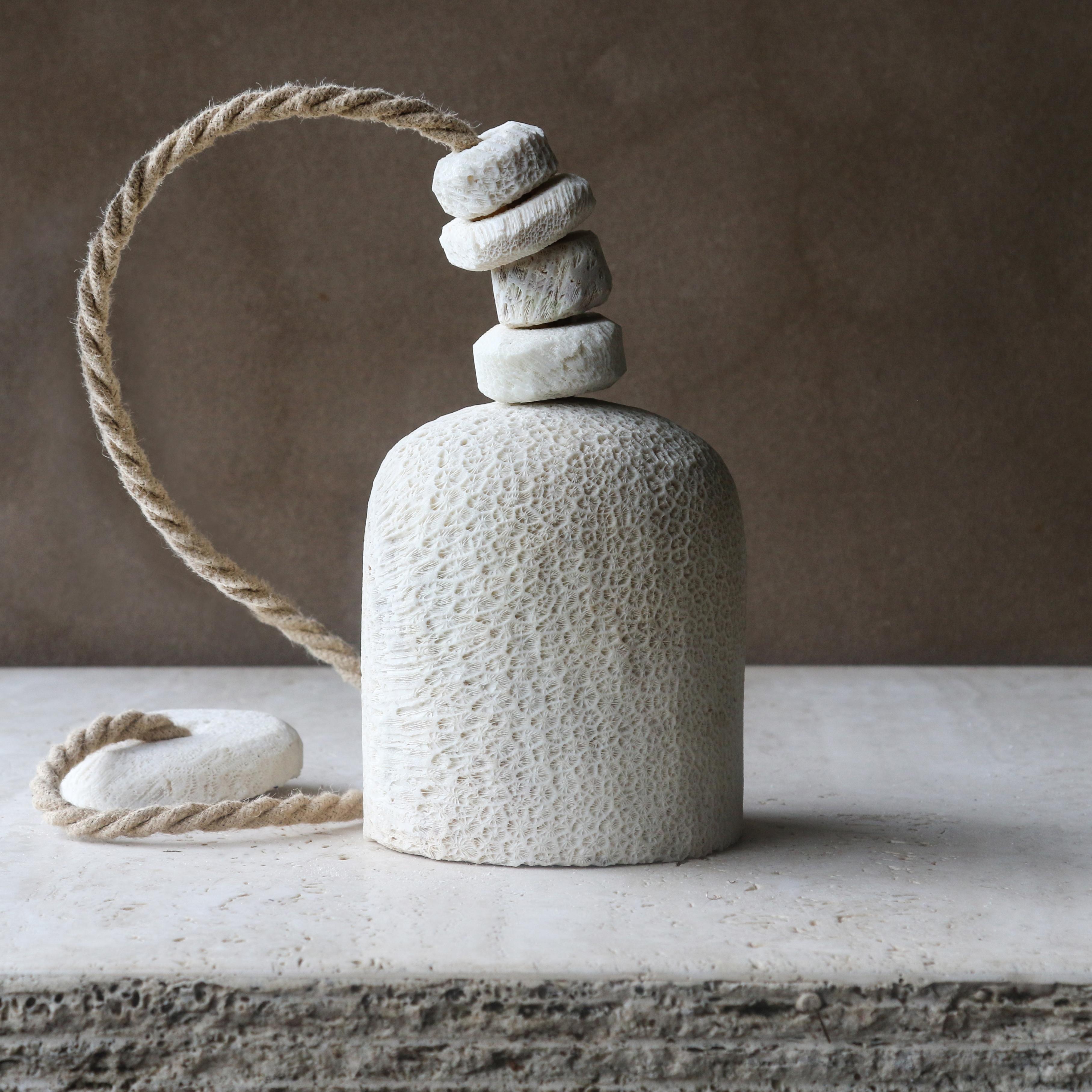 Postmoderne Pendentif en forme de dôme en corail fossile XXL par Marovo Island Traders en vente