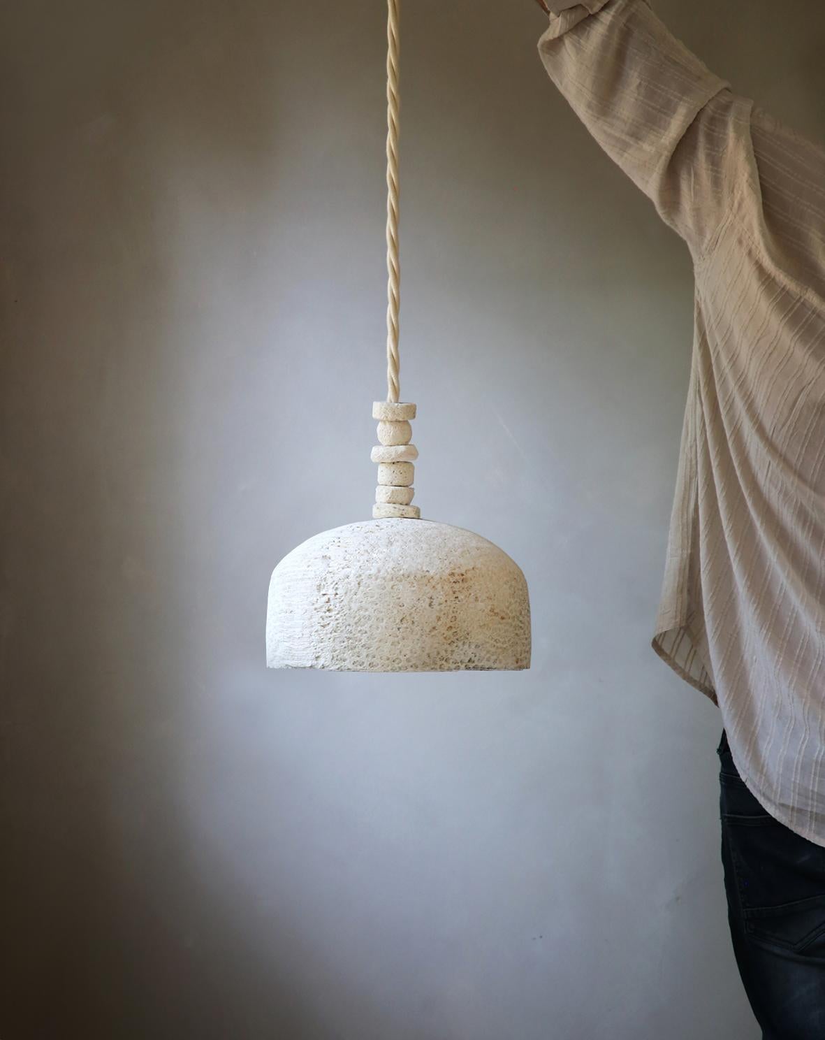 Australien Pendentif en forme de dôme en corail fossile XXL par Marovo Island Traders en vente