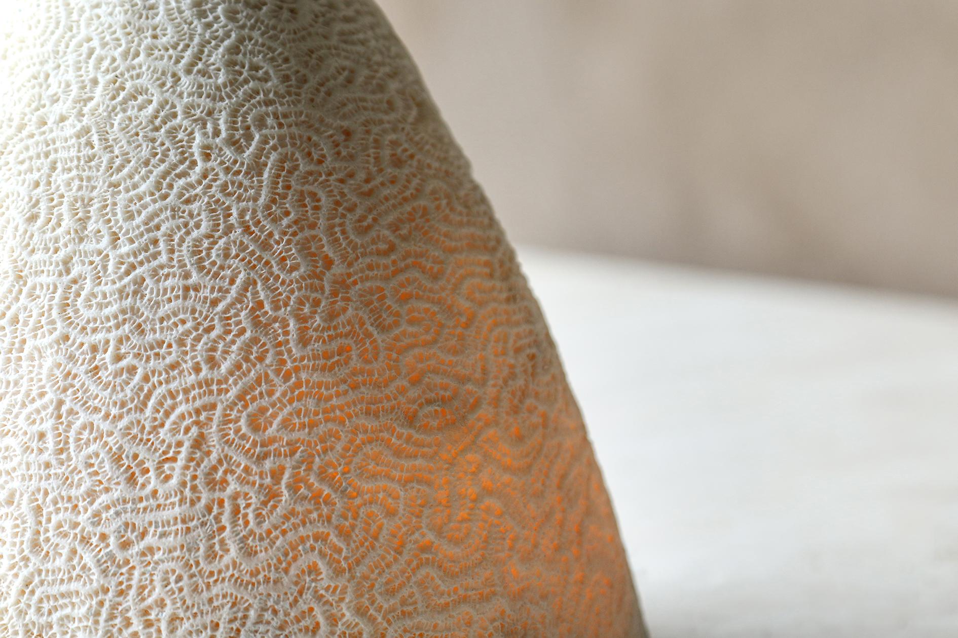 Preistorico Ciondolo appeso di corallo fossile conico (XXL) realizzato a mano in vendita