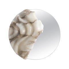 Miroir mural XIV en albâtre et verre Fossil Moon par Amarist Studio