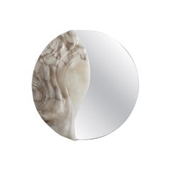 Specchio da parete Fossil Moon XVI in alabastro e vetro di Amarist Studio
