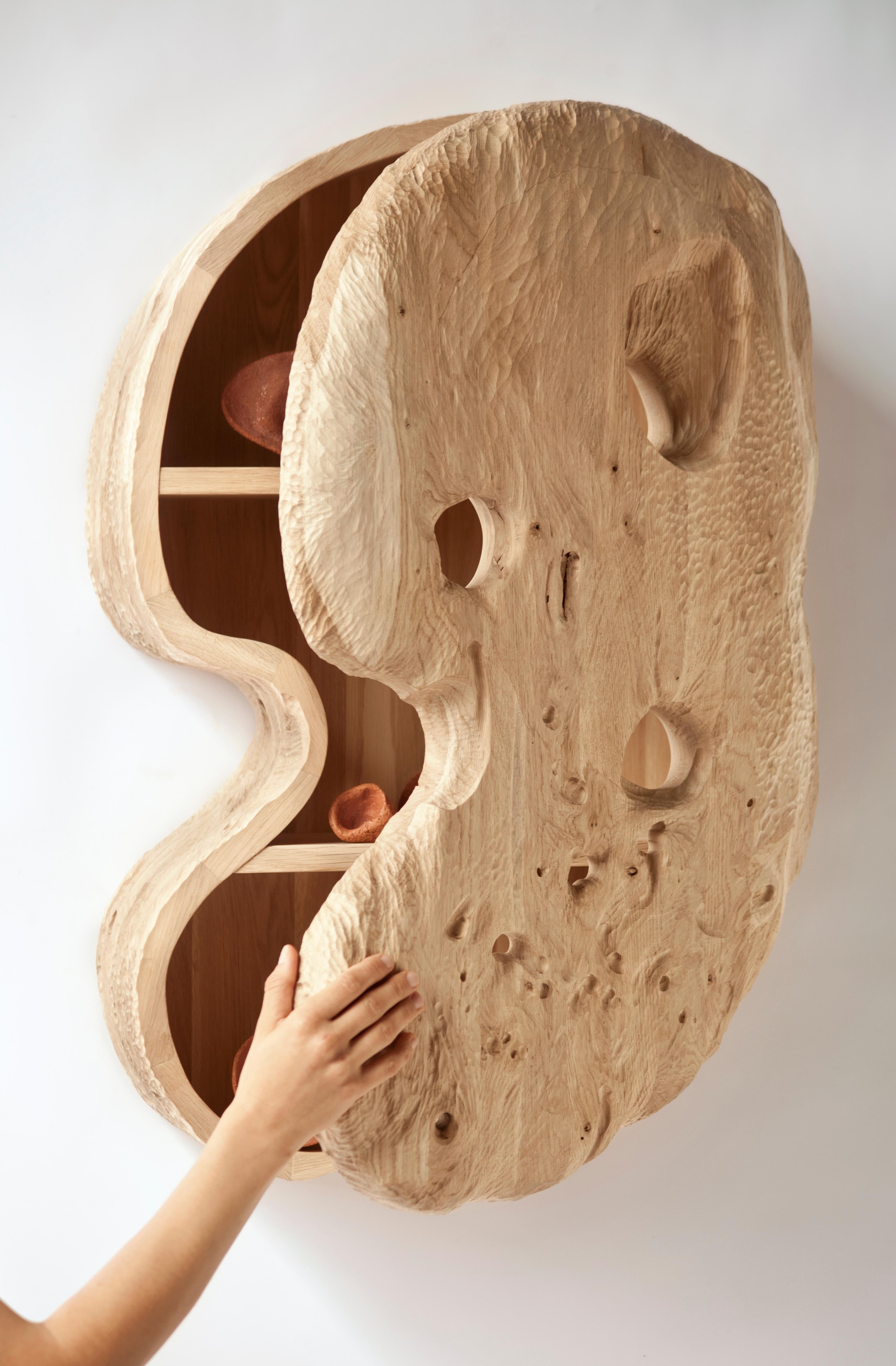Fossil N.2 di The Whole Elements
2017
Pezzo unico
Dimensioni: H. 78 x L. 52 x P. 26 cm
Materiali: Scolpito a mano, Oak

I fossili sono oggetti che richiedono coinvolgimento. L'utente non può rimanere indifferente, ma deve ispezionare, toccare e