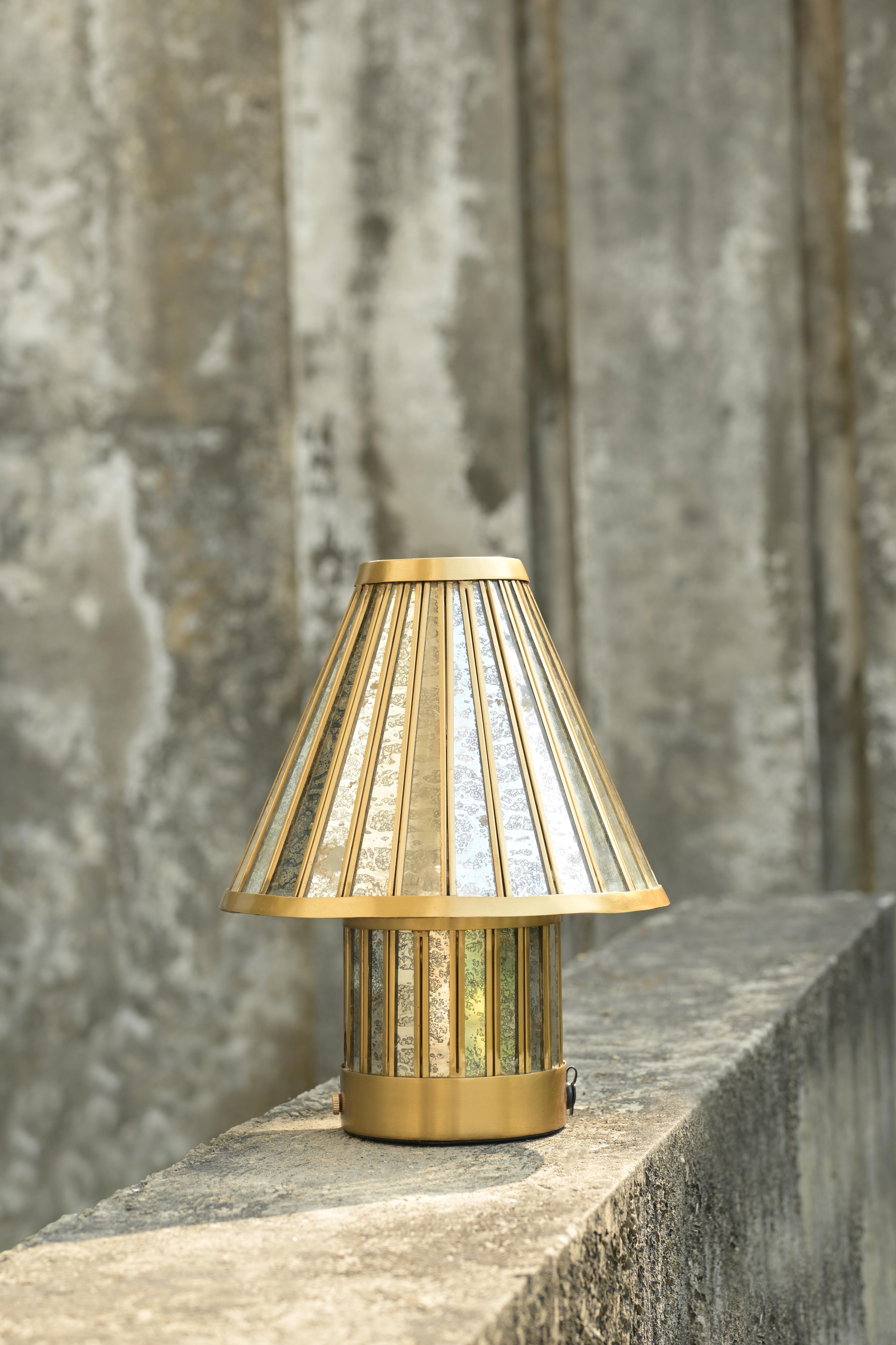 La lampe de table portative Fossil allie l'attrait d'une époque révolue à la commodité d'aujourd'hui. Fabriqué en acier inoxydable durable et doté d'un design en verre antique, il semble tout droit sorti d'une merveille archéologique. Mais ne vous
