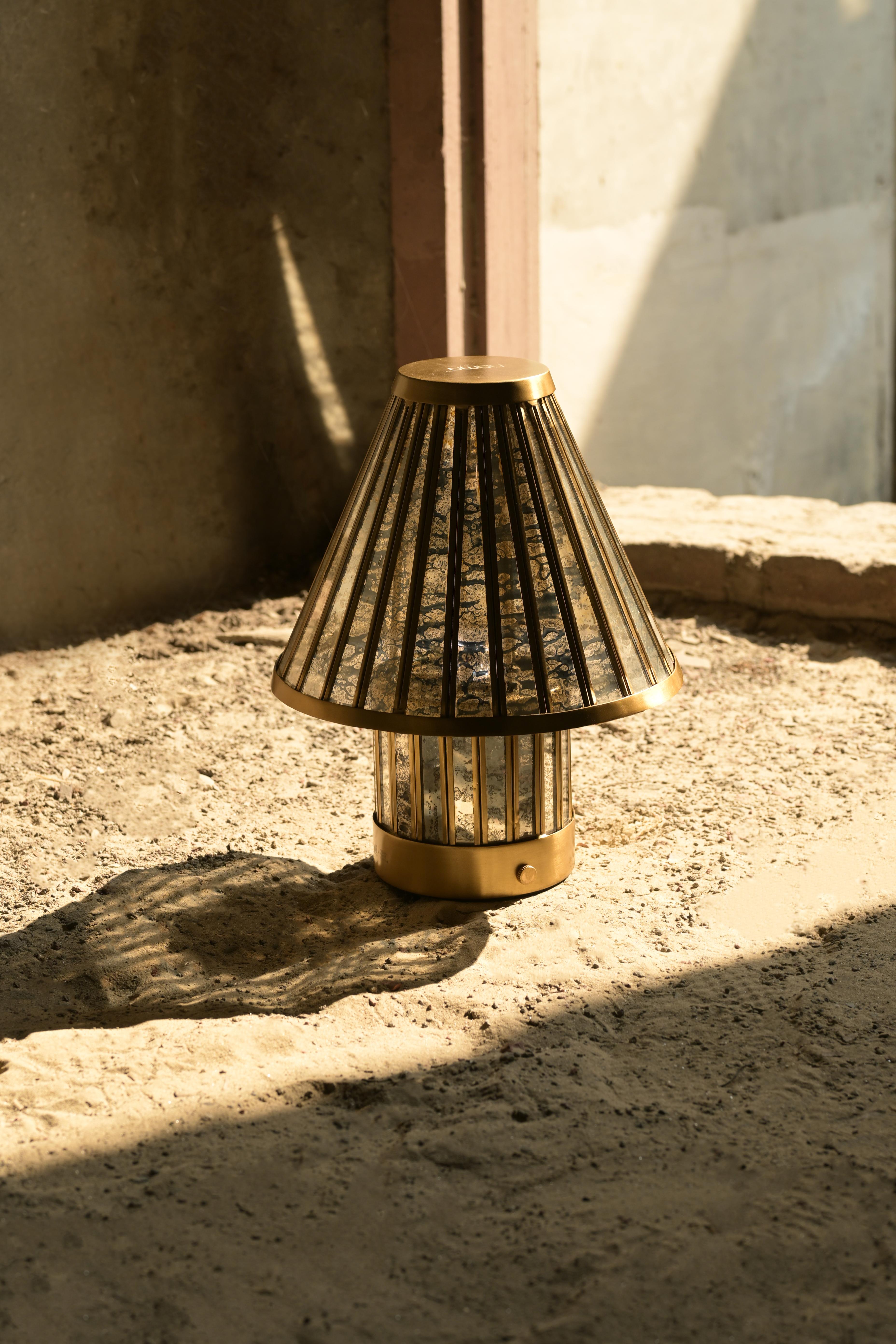 Buriné Lampe à poser portative Fossil par Studio Namit Khanna en vente