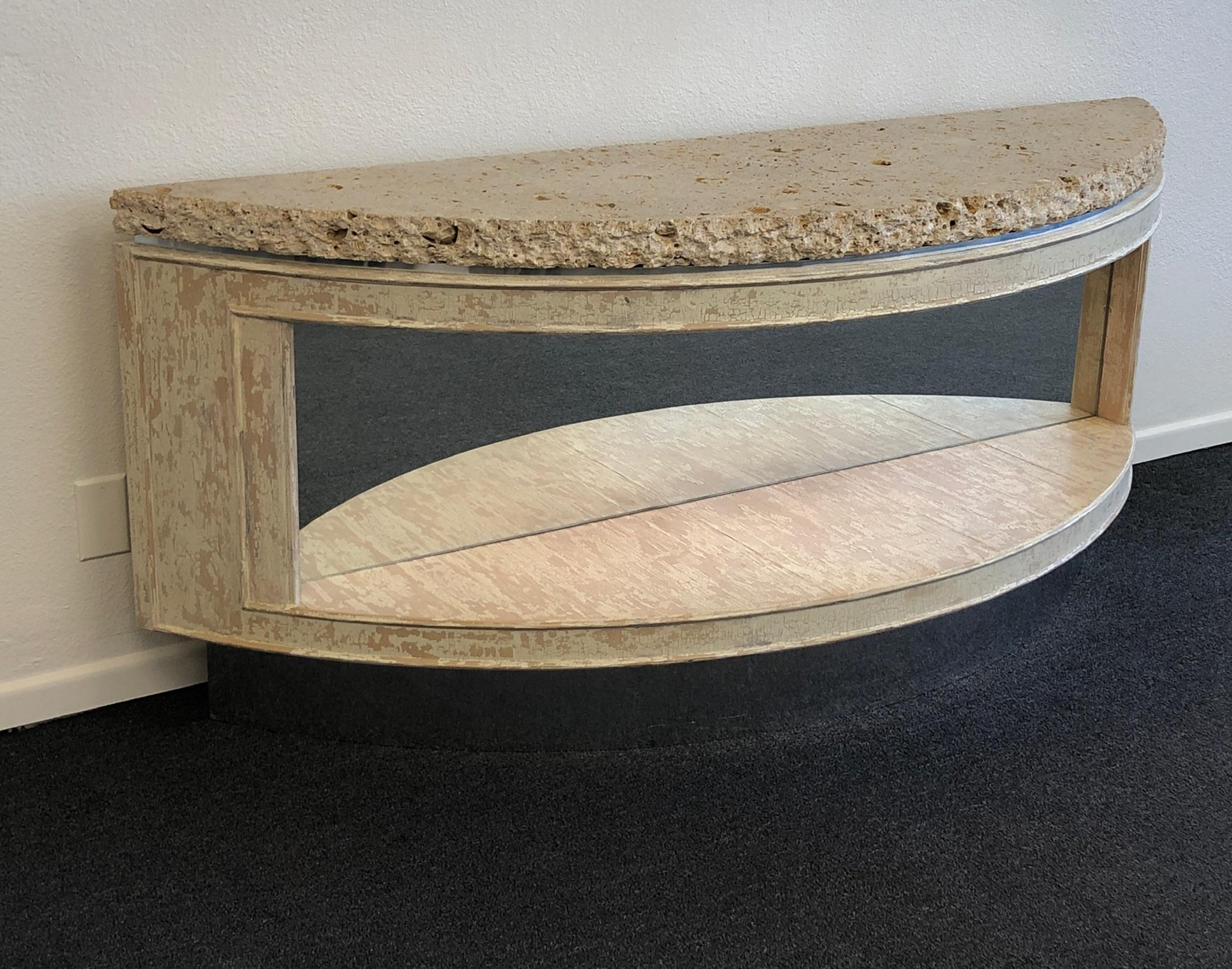 Moderne Console demi-lune à deux niveaux en forme de coquillage fossile avec plateau en pierre de Steve Chase en vente