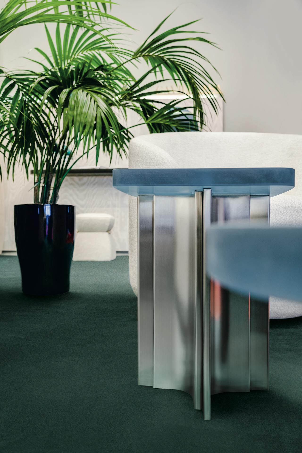 Italian ‘Fossil’ side table in Brushed steel and aqua blue opaque resin For Sale