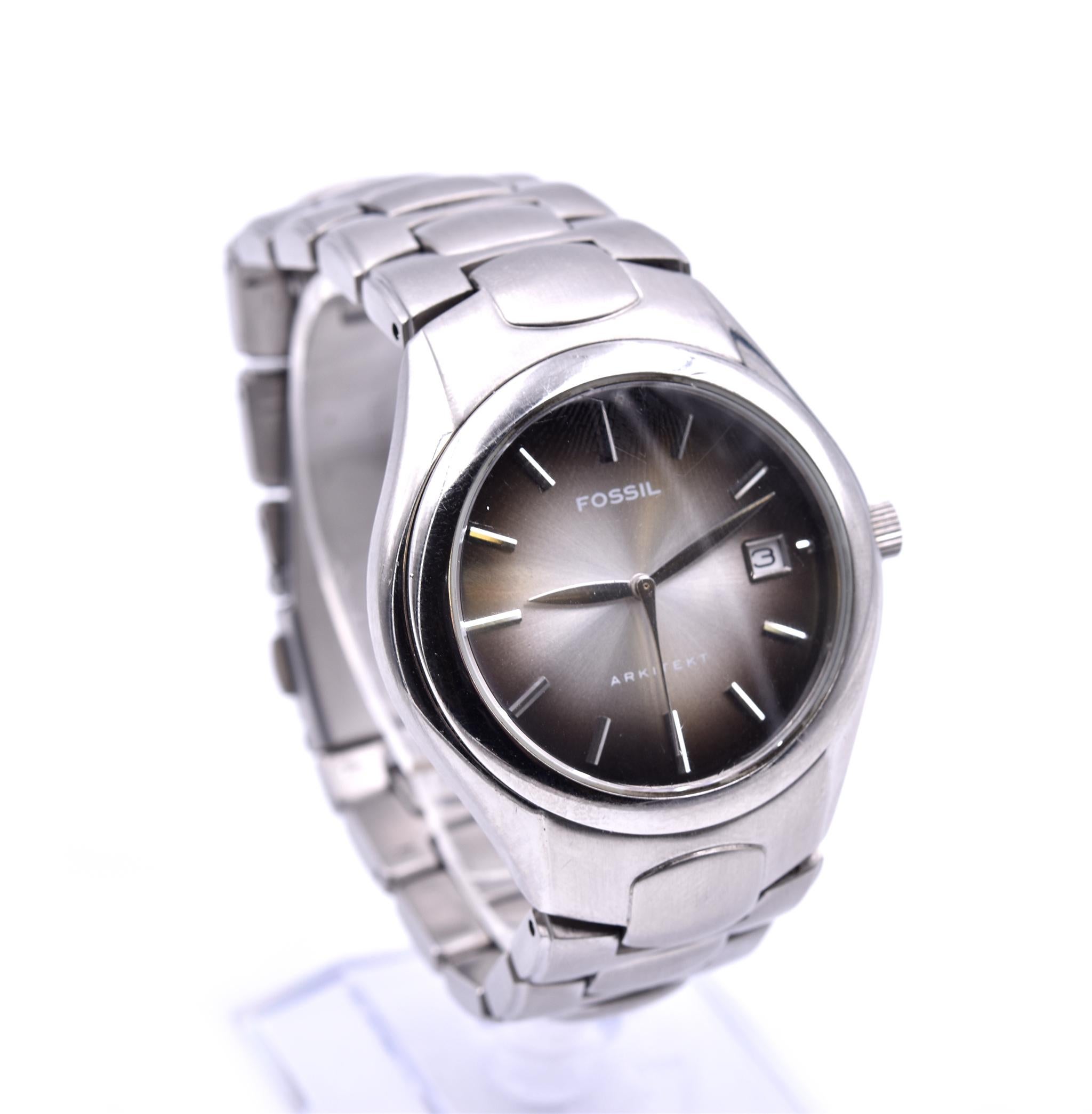 Uhrwerk: Quarz
Funktion: Stunden:: Minuten:: Datum
Gehäuse: rund 36 mm:: Edelstahl:: Saphirglas:: wasserdicht bis 100 Meter
Zifferblatt: Antiksilber:: silberne Zeiger:: silberne Indexe:: Datum bei 3 Uhr
Band: Edelstahlband mit