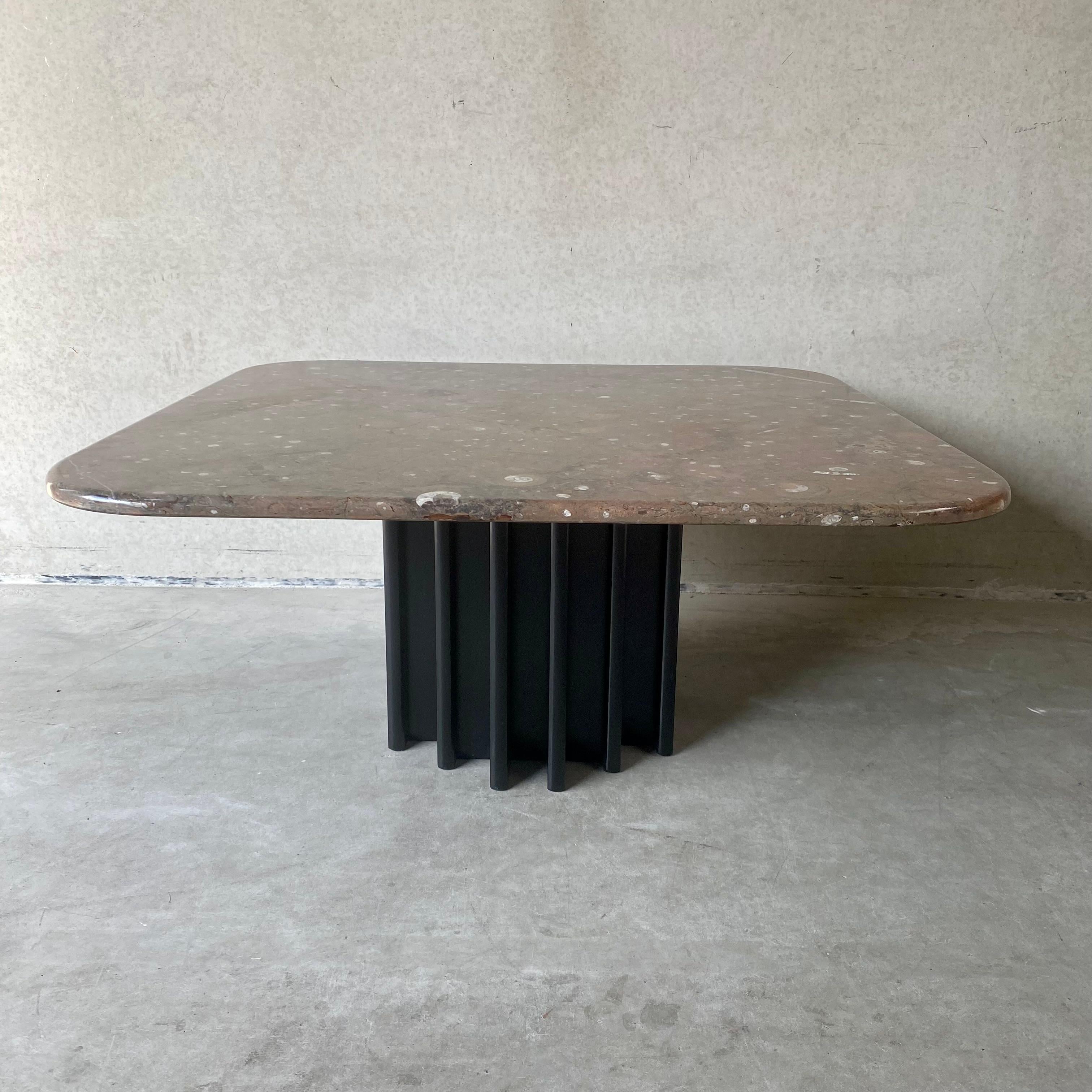 TABLE À CAFÉ EN PIERRE FOSSILÉE DE HEINZ LILIENTHAL, années 1980

Une table basse accrocheuse, conçue par Heinz Lilienthal et fabriquée en Allemagne dans les années 1980.

La caractéristique unique de cette table est le grand plateau en pierre avec