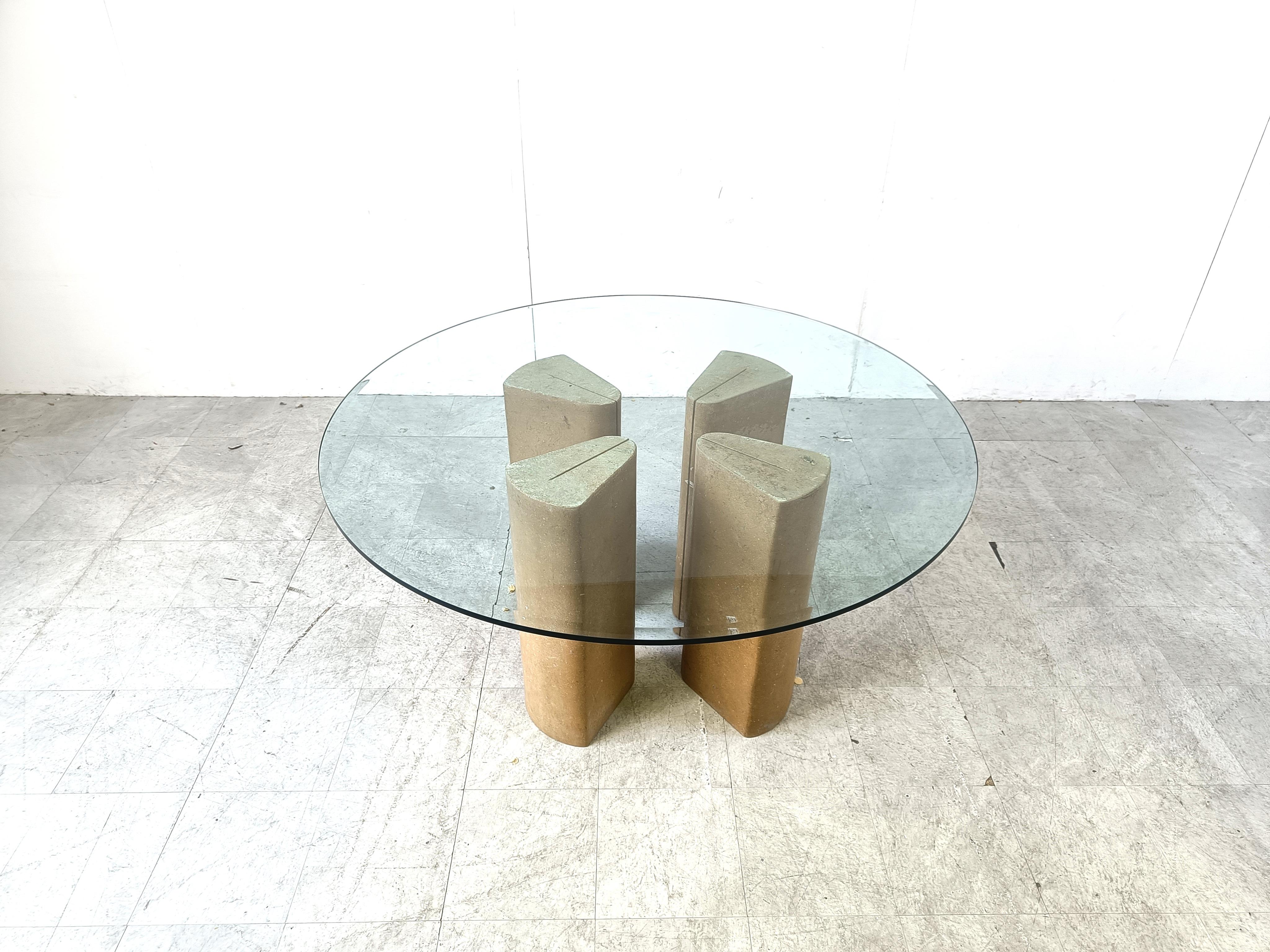 Table de salle à manger vintage à 4 pieds en pierre fossile avec un plateau rond en verre.

Années 1970 - Belgique

Bon état

Hauteur : 72cm
Diamètre : 140 cm

Réf : 201451