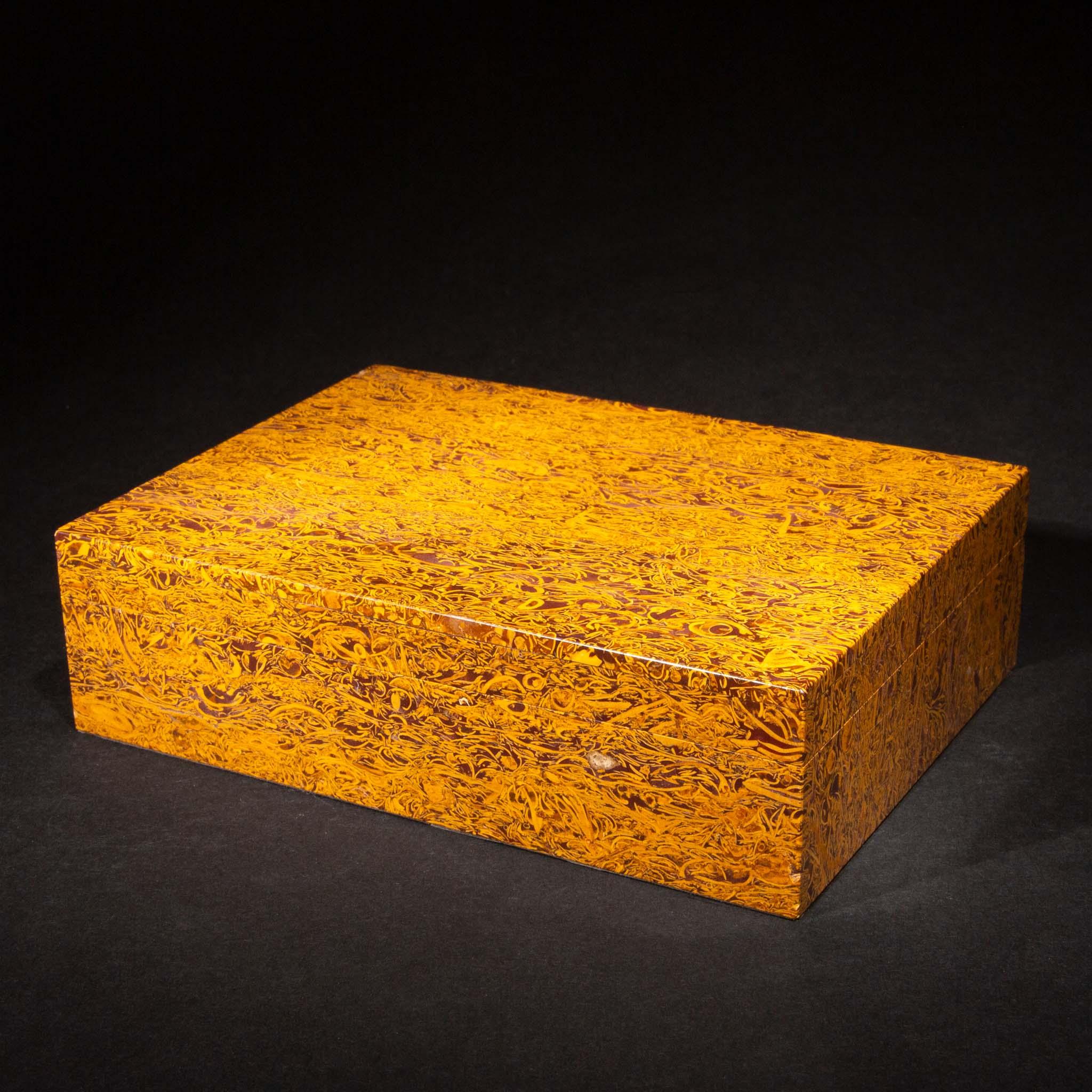 Boîte à charnière en pierre fossile, 6 pouces Neuf - En vente à New York, NY
