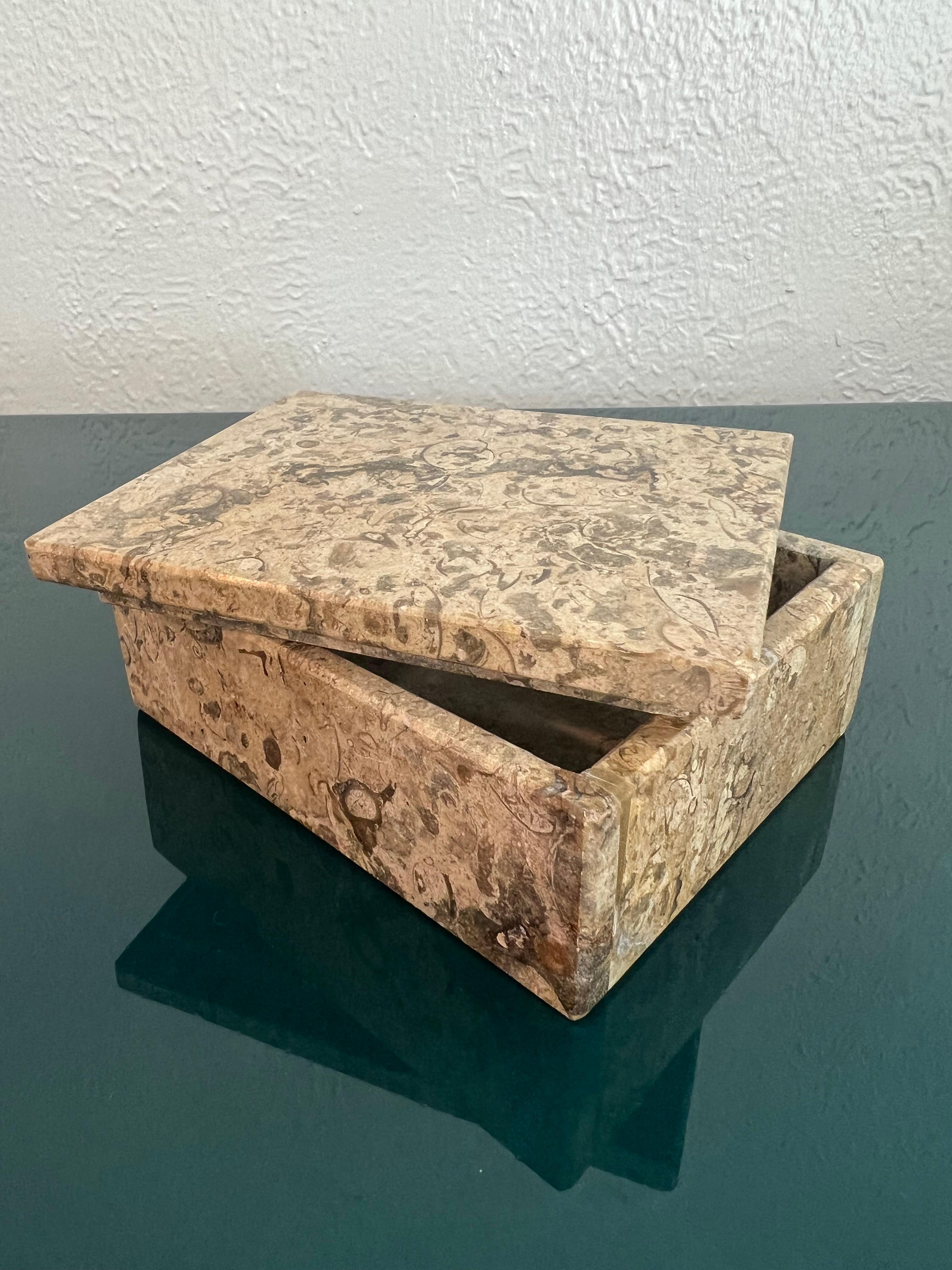 Inconnu Boîte à couvercle en pierre fossile  en vente