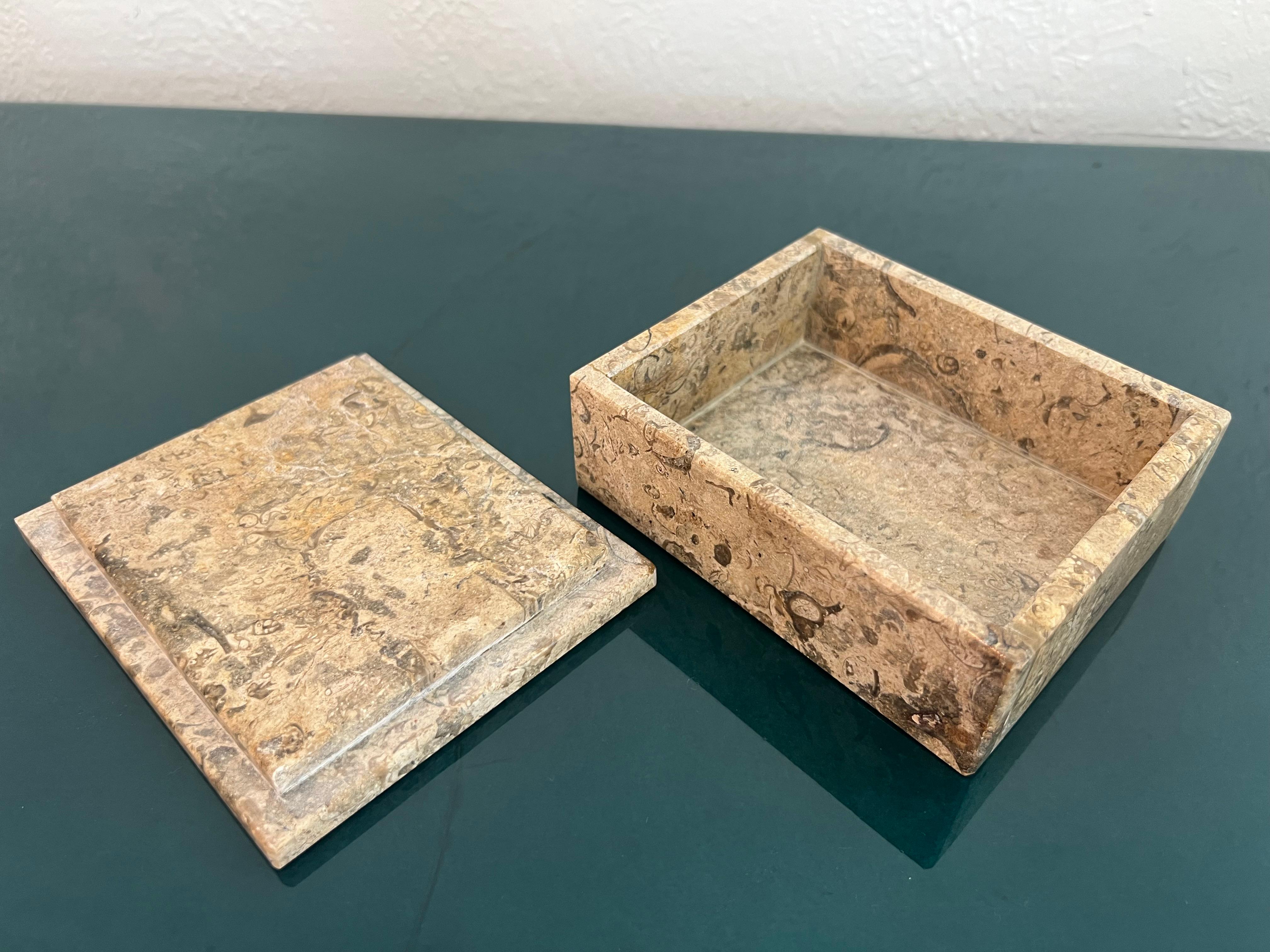 Boîte à couvercle en pierre fossile  Bon état - En vente à West Palm Beach, FL
