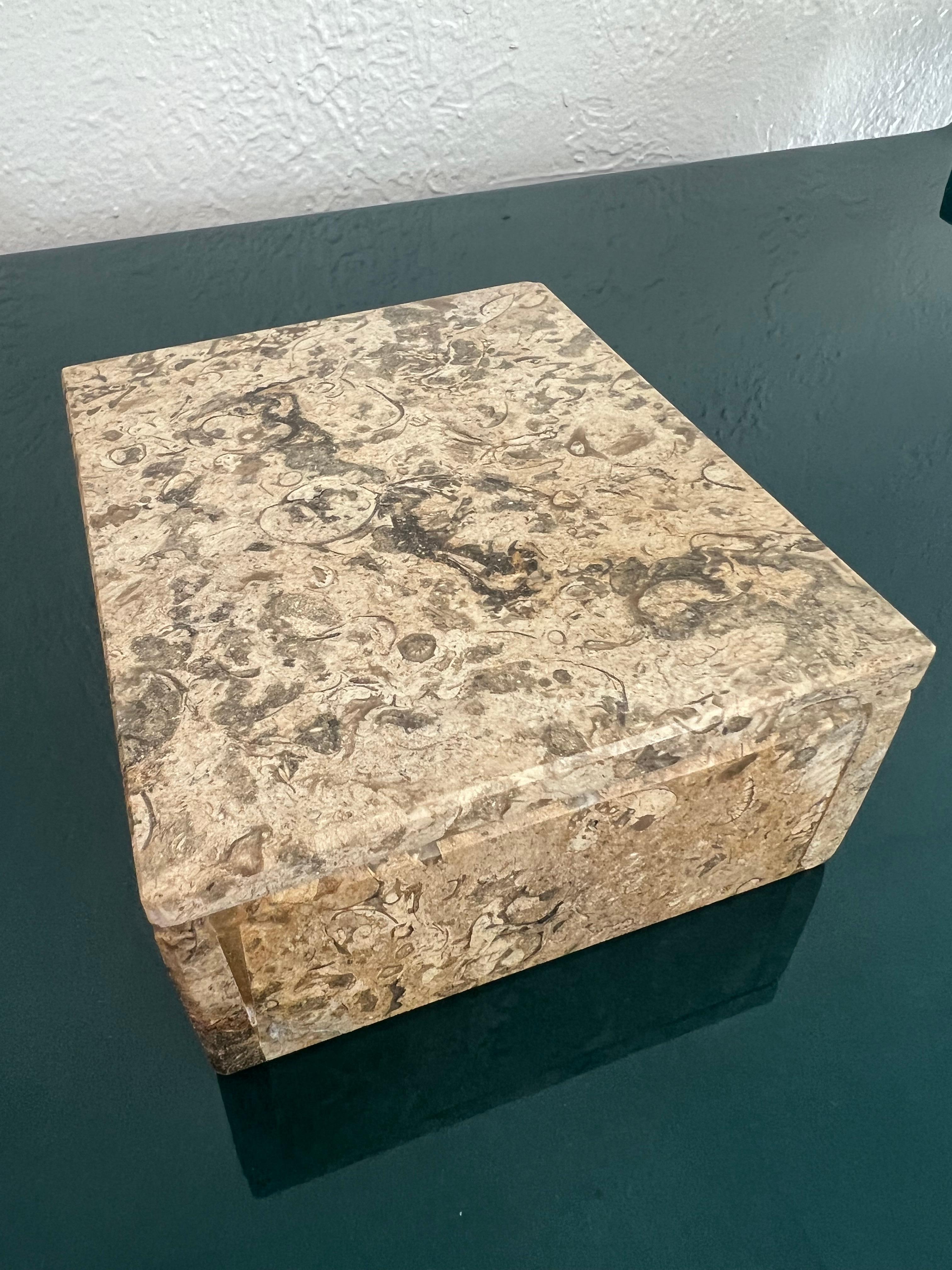 Pierre Boîte à couvercle en pierre fossile  en vente