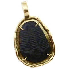 Pendentif trilobé en or jaune 18 carats à motif fossile