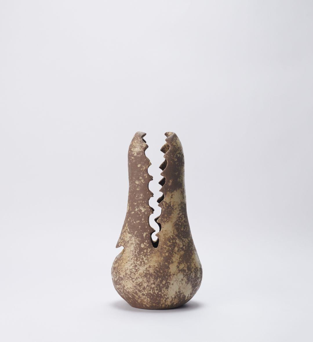 Fossil Vessel 03 di Joana Kieppe
Un pezzo unico.
Dimensioni: D 24 x L 29 x H 70 cm.
Materiali: Argilla Lotus ad alta temperatura con smalto bianco spruzzato.

Tutti i pezzi sono creati in argilla selvatica brasiliana di alta qualità, quelli ad alta