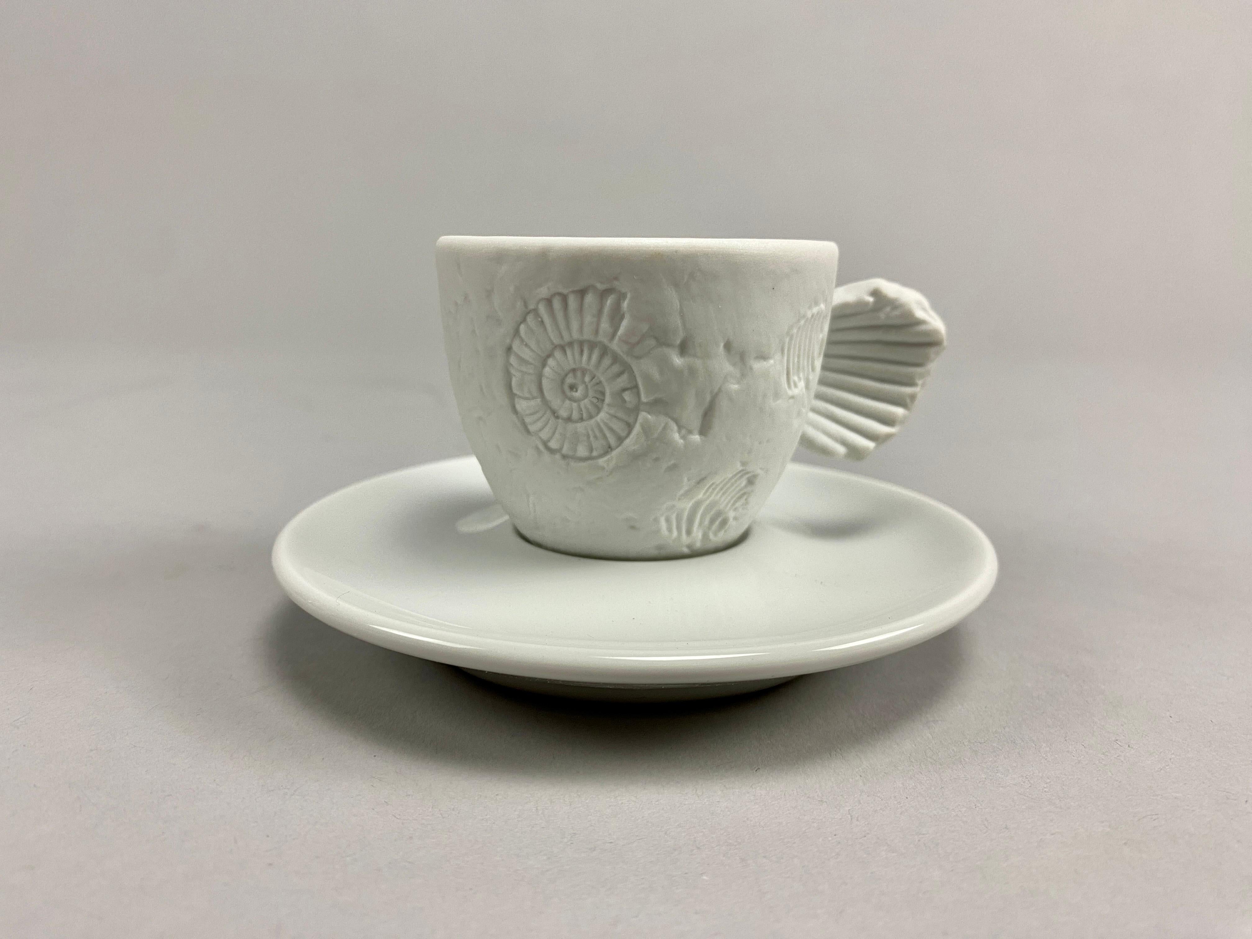Indulge in a timeless blend of artistry and espresso with the exquisite mint 1997 Fossile Espresso cup from the Artist Cups Espresso Tazzine D’Autore Illy Collection. Designed by the visionary Paolo Rossetti, this cup is not just a vessel for your