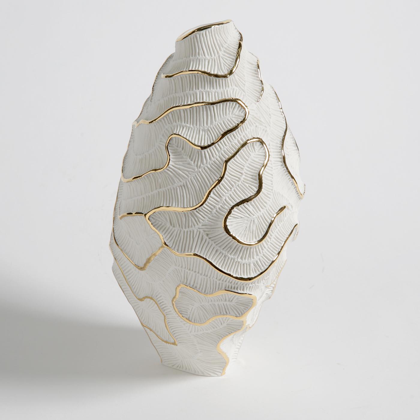 Fossils of madrepore inspire the minute texture decorating this striking vase of the Fossilia collection. A meticulously crafted mold and the use of unglazed porcelain, or 