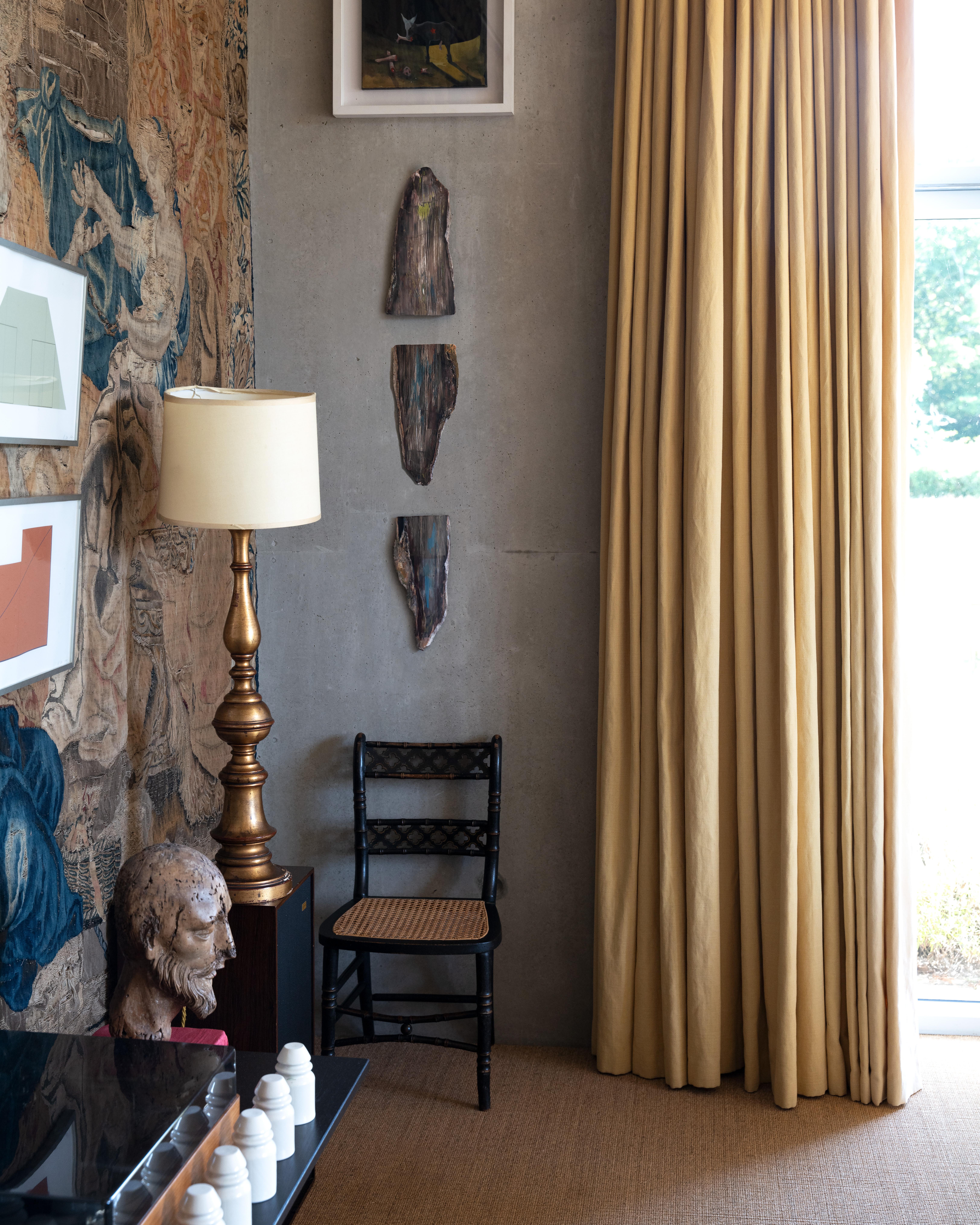 Questa straordinaria sezione trasversale di legno fossile, risalente all'epoca del Miocene (23-5 milioni di anni fa) e caratterizzata da striature di colore verde, blu e marrone, è un bellissimo esemplare di storia naturale e un pezzo da esposizione