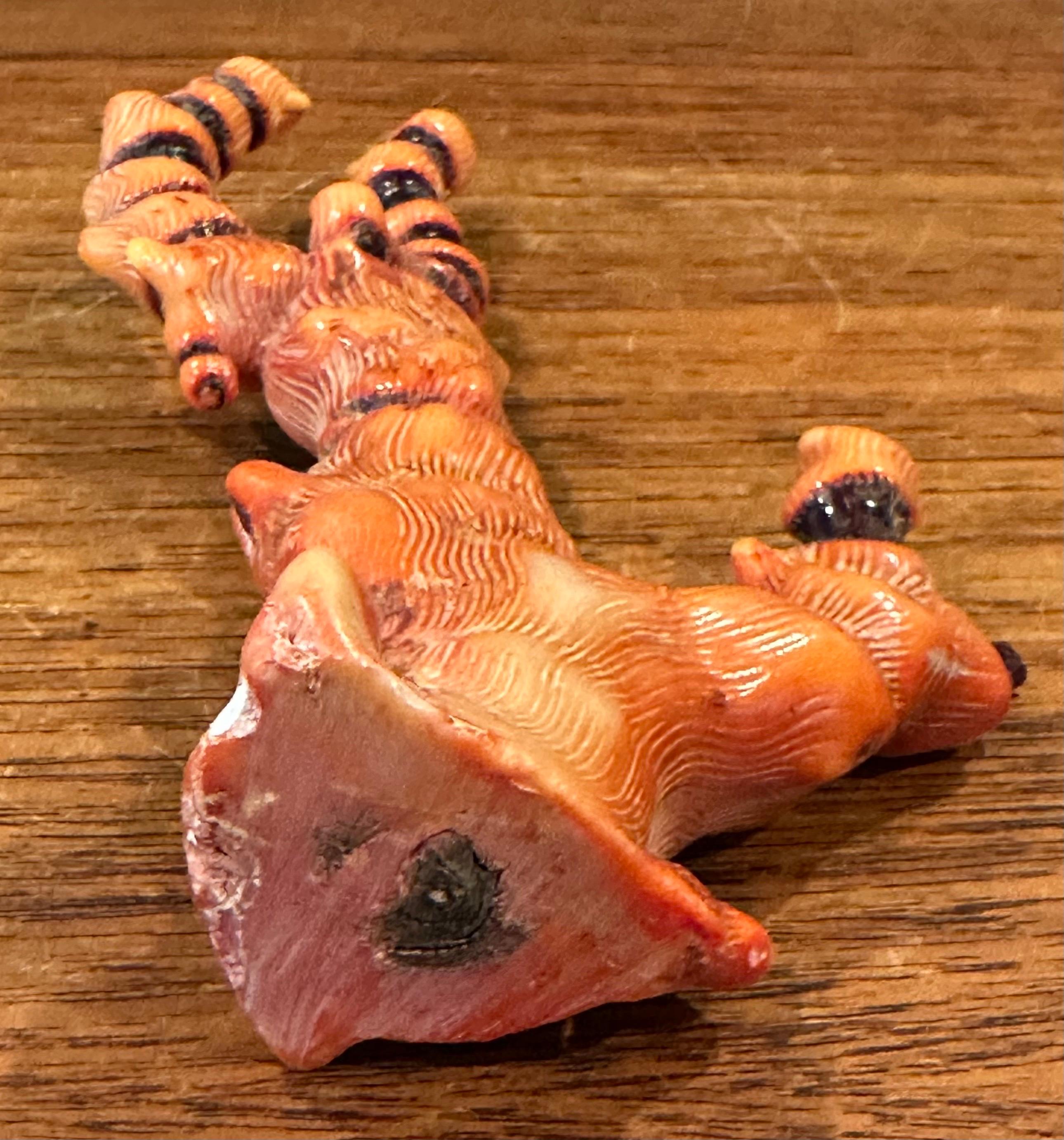 Fossilisiertes organisches natürliches rotes Meereskorallenexemplar / Skulptur im Angebot 8