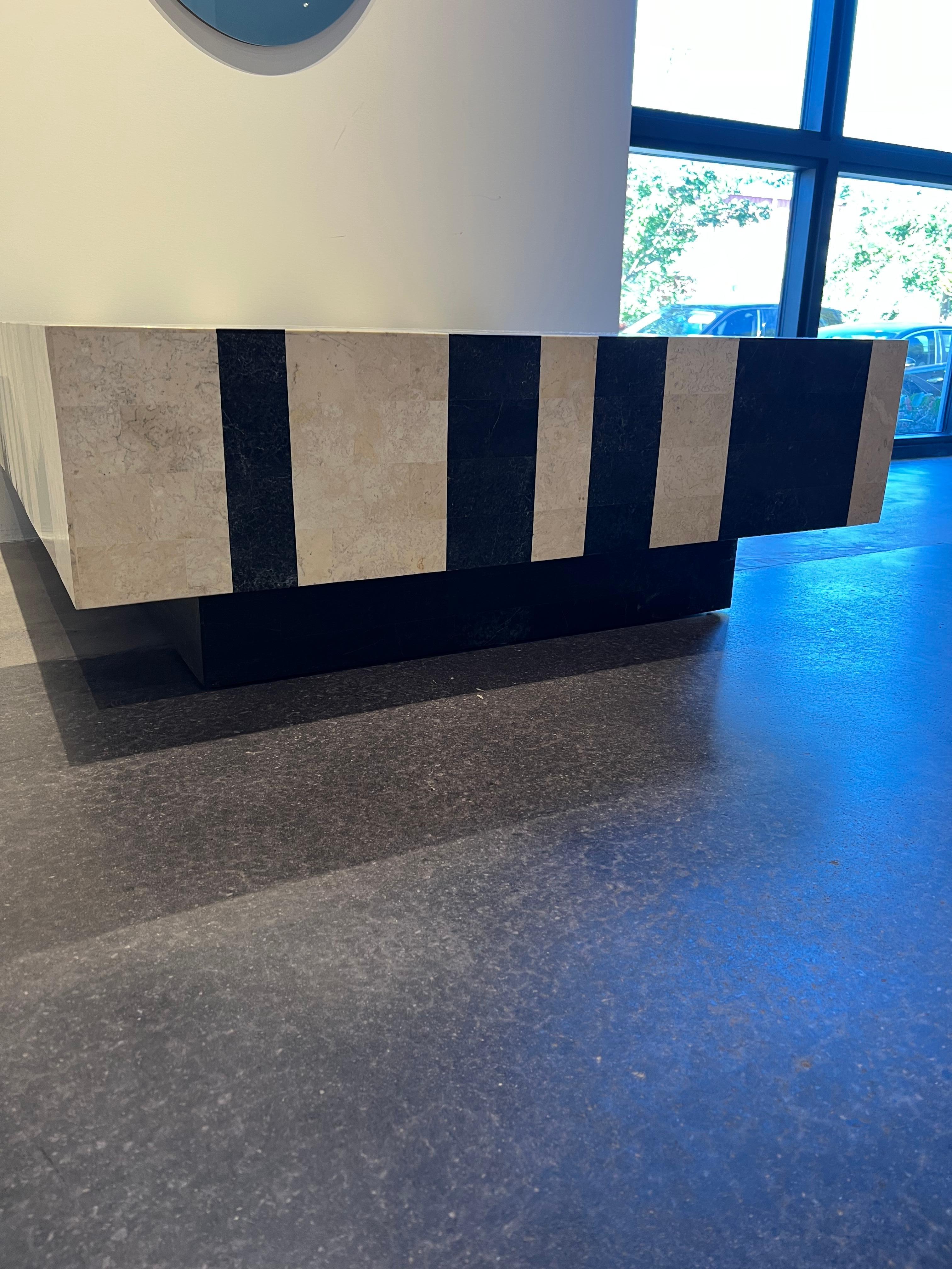 Marqueterie table basse avec incrustation de pierre fossilisée en vente