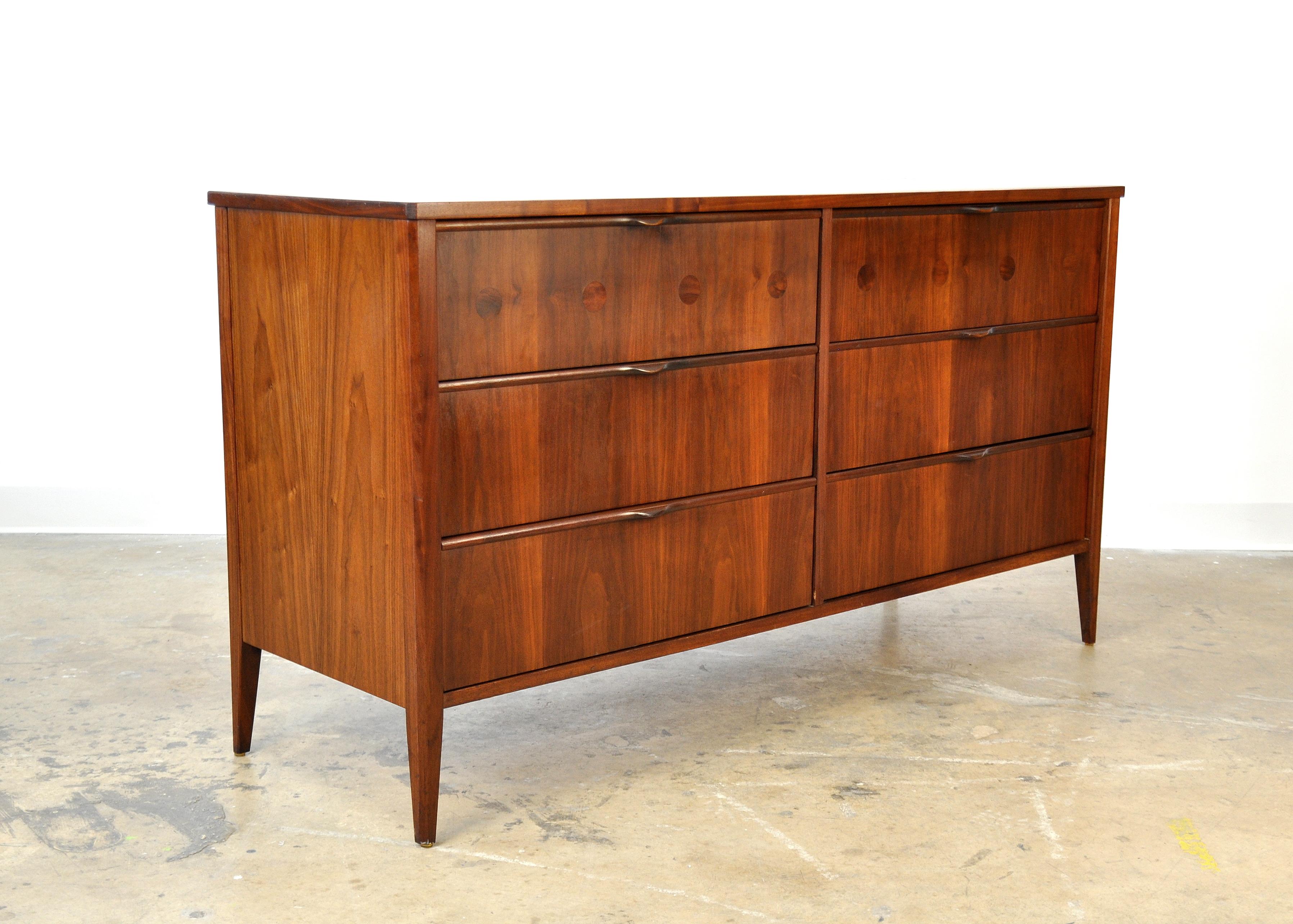 A gorgeous Mid-Century Modern double dresser with rosewood inlay manufactured by Foster-McDavid, dating from the 1950s. The commode features six drawers with Jen Risom style sculpted wood pulls, the top two have inlaid rosewood disks on the drawer