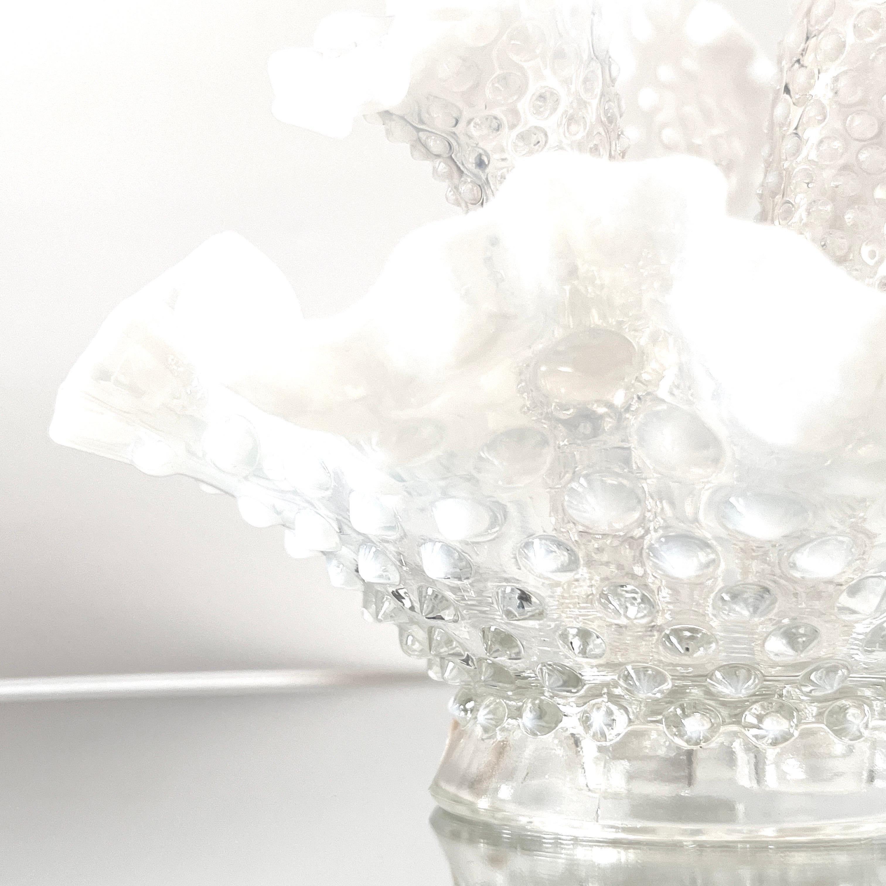 Epergne-Vase aus weißem Opalnagelglas, um 1950 (Moderne der Mitte des Jahrhunderts) im Angebot