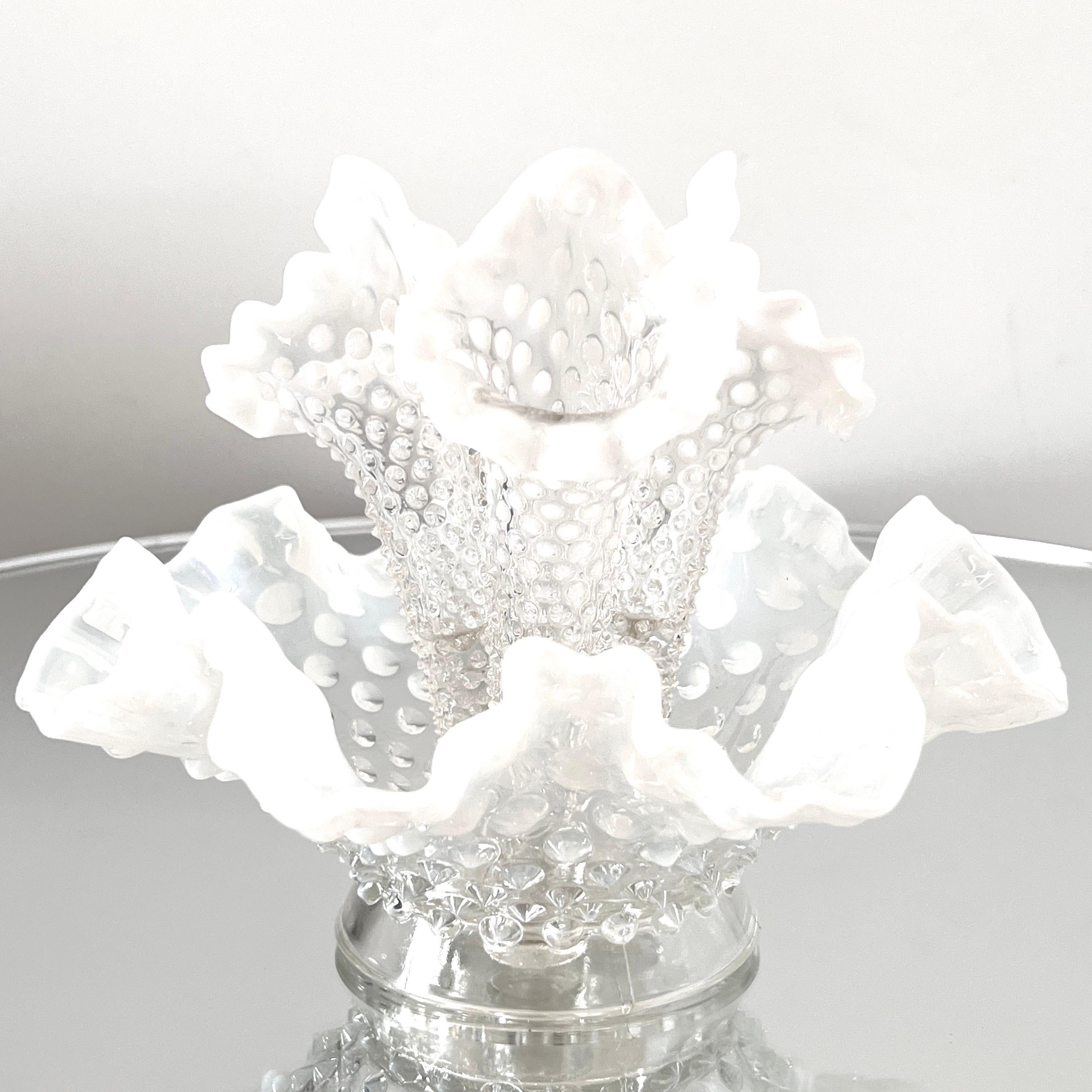 Epergne-Vase aus weißem Opalnagelglas, um 1950 (amerikanisch) im Angebot