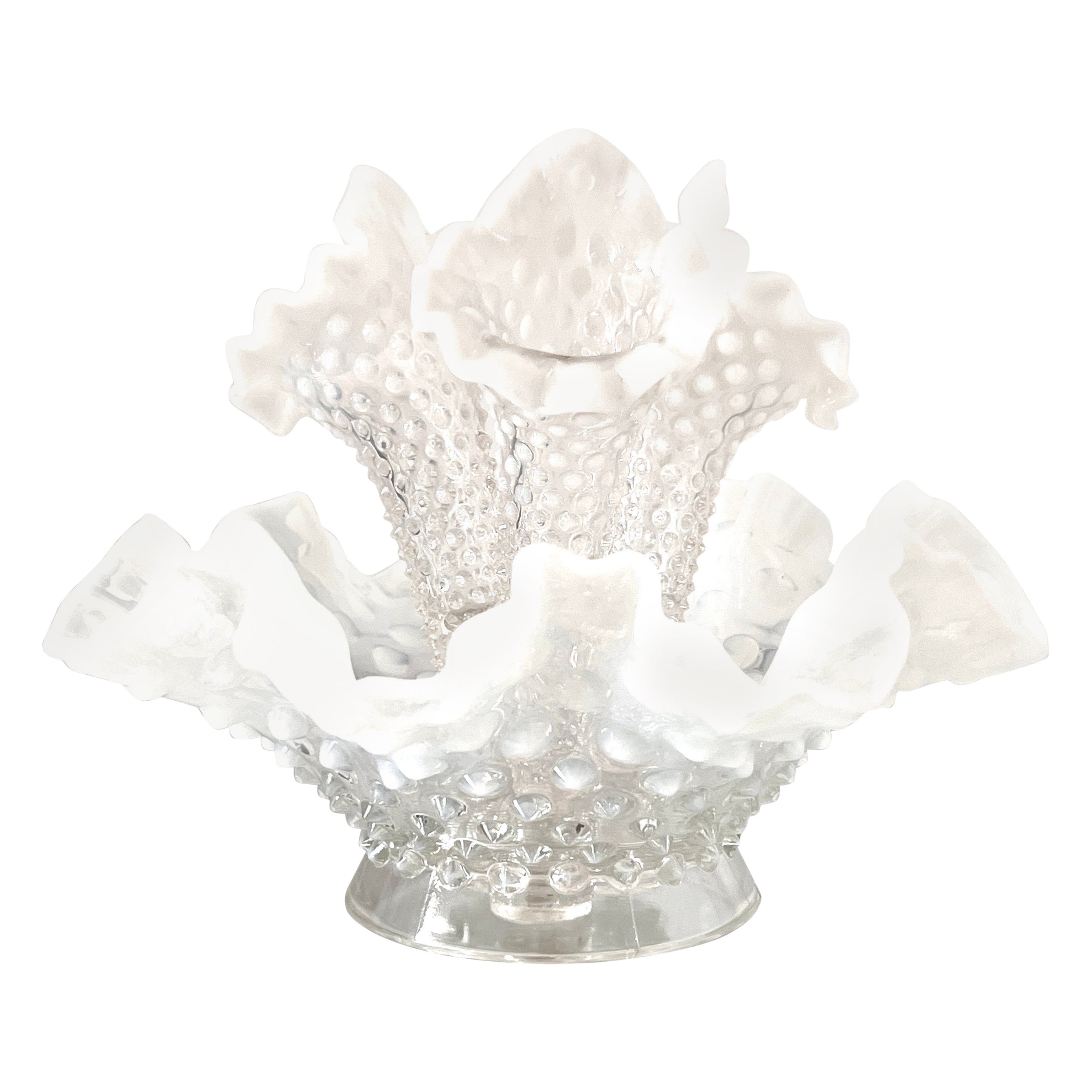 Jarrón Epergne de vidrio opalino blanco de Fostoria, hacia la década de 1950