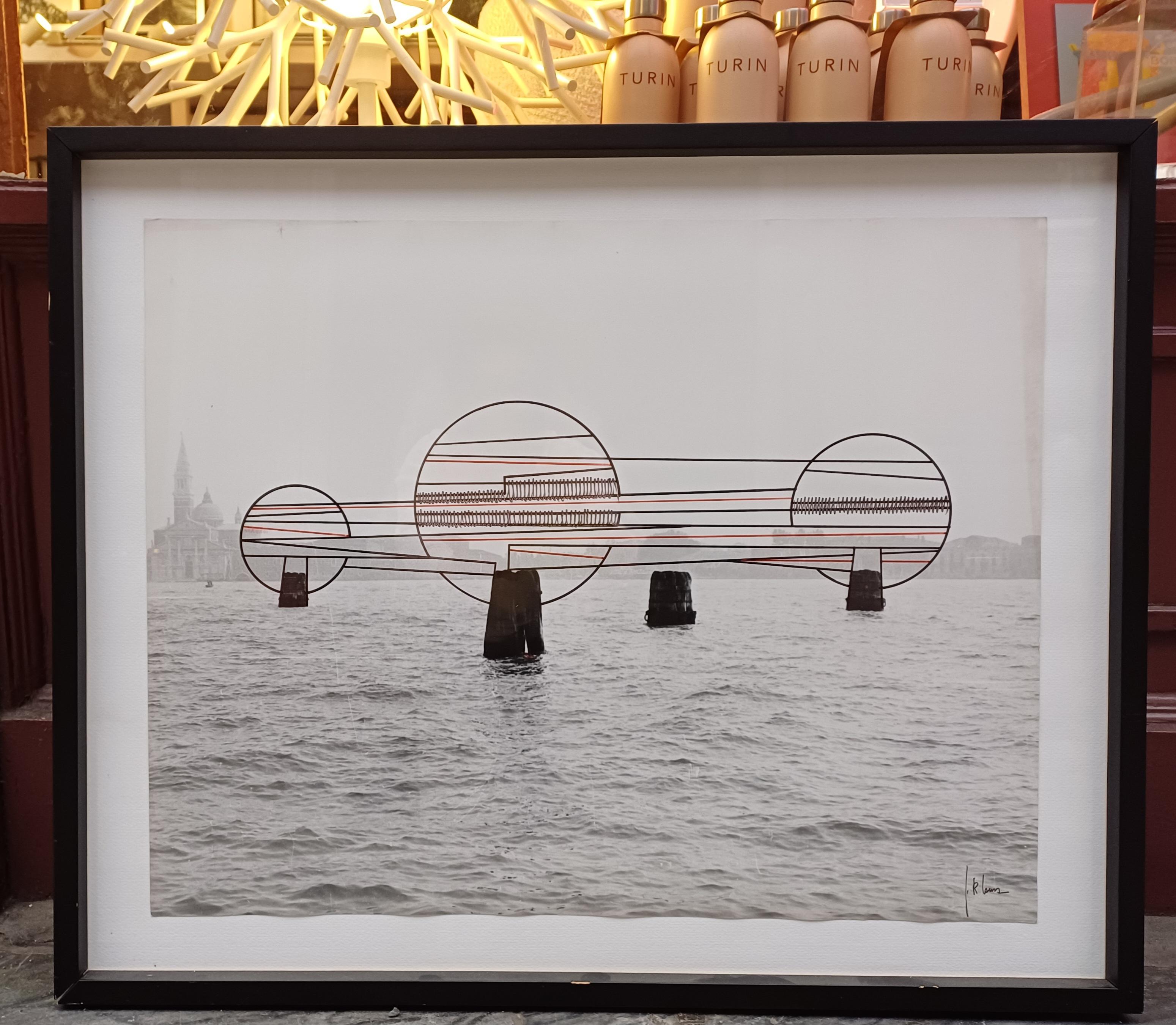 Fotografie Giuseppe Riccardo Lanza aus Venedig 1975
Giuseppe Riccardo Lanza war ein Künstler aus Turin, Italien.
Silberner Salzgelatineabzug, Jahrgang 1975 mit manuellen Eingriffen. Innenmaße des Fotorahmens: 65 cm x 50 cm
Das Foto hat einen