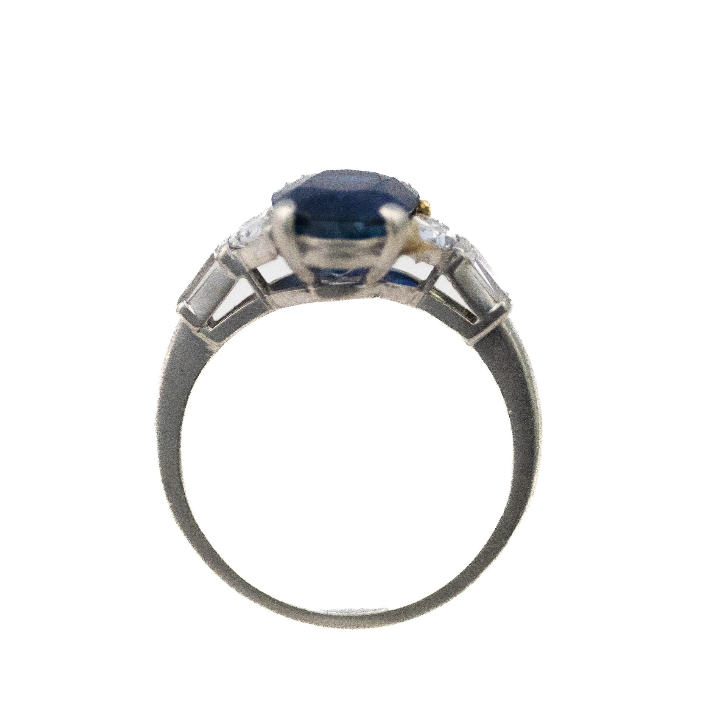Fougeray Platin Ring mit ovalem Saphir und Diamant

Beschreibung: Ein raffinierter Platinring von Fougeray mit einem oval geschliffenen Saphir thailändischen Ursprungs, der von zwei Diamanten im Halbmond- und Baguetteschliff akzentuiert wird, die