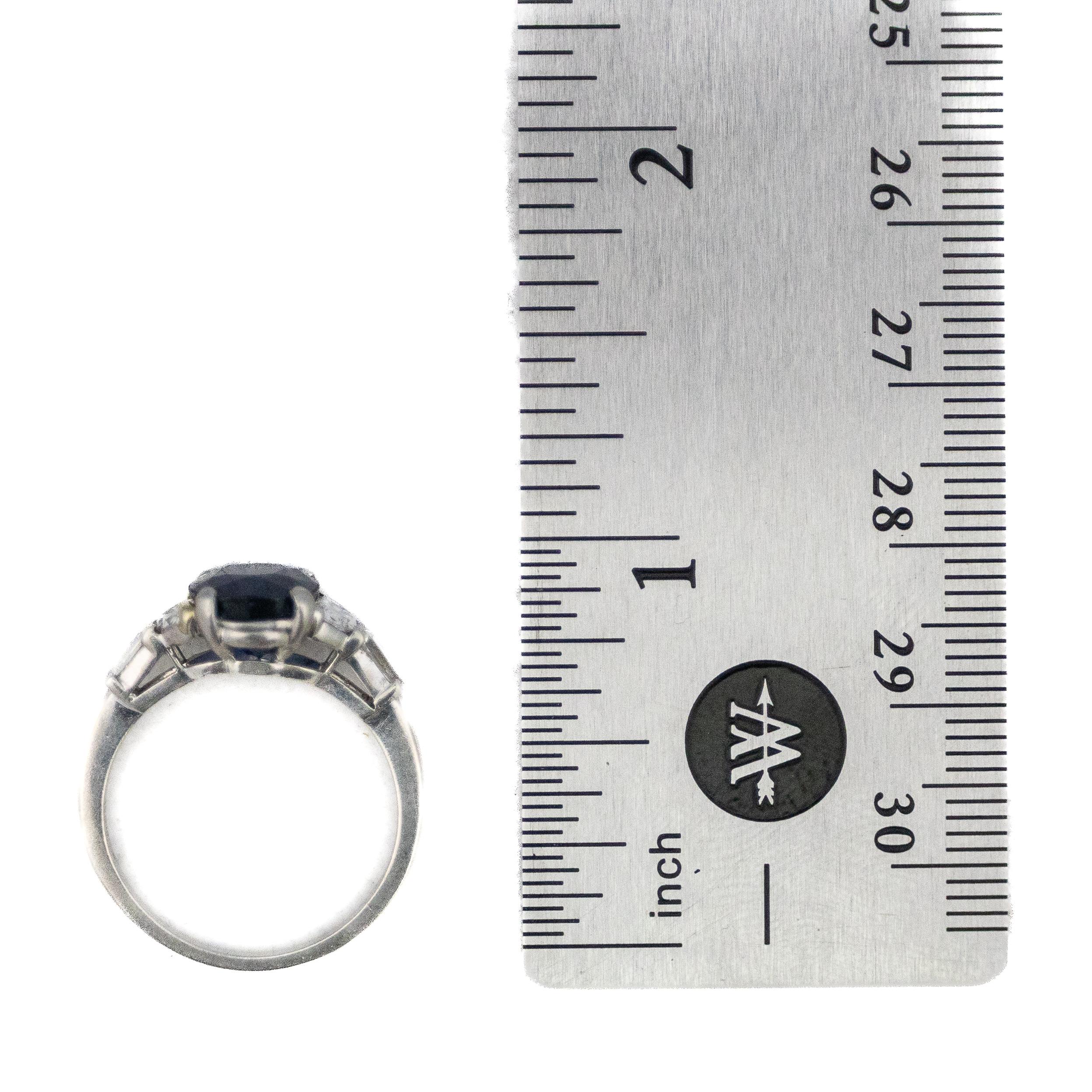Fougeray Platin Ring mit ovalem Saphir und Diamant (Retro) im Angebot