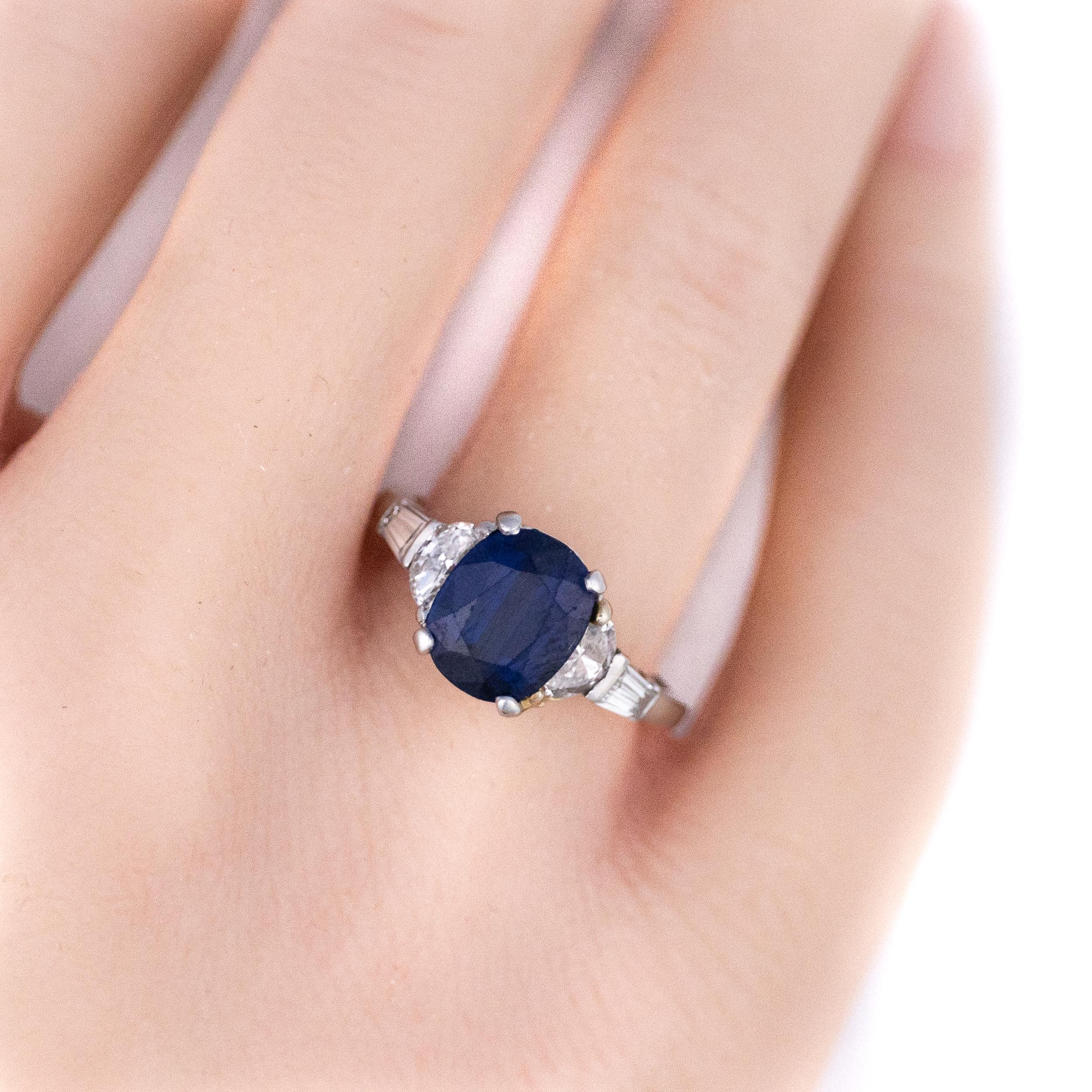 Fougeray Platin Ring mit ovalem Saphir und Diamant (Ovalschliff) im Angebot
