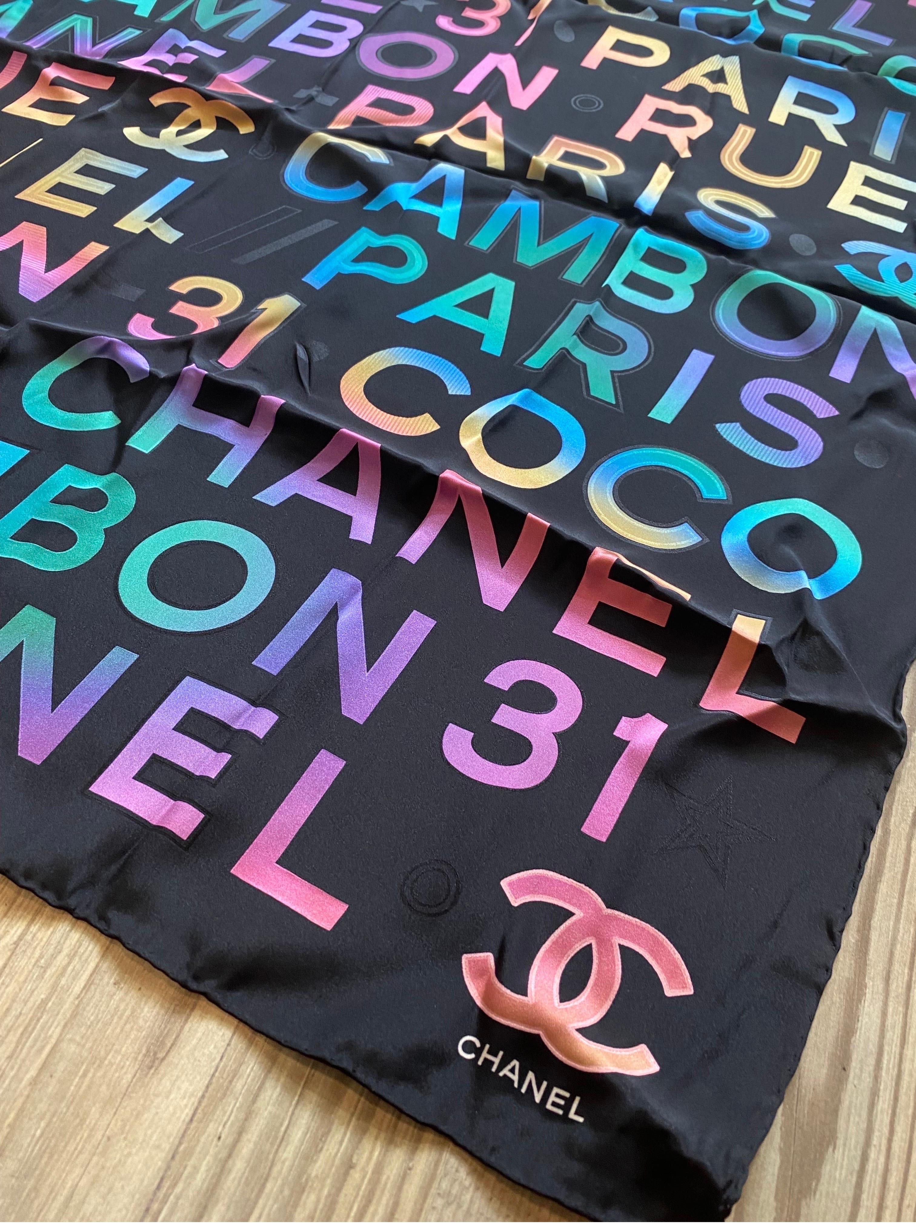 Chanel Rue de Cambon scarf
Neon lettering carré pattern. In silk. One of the latest collections.Fall 2022.
Star-like parts in shiny black all over the scarf.
In excellent condition. 
Measurements: 95 x 95.