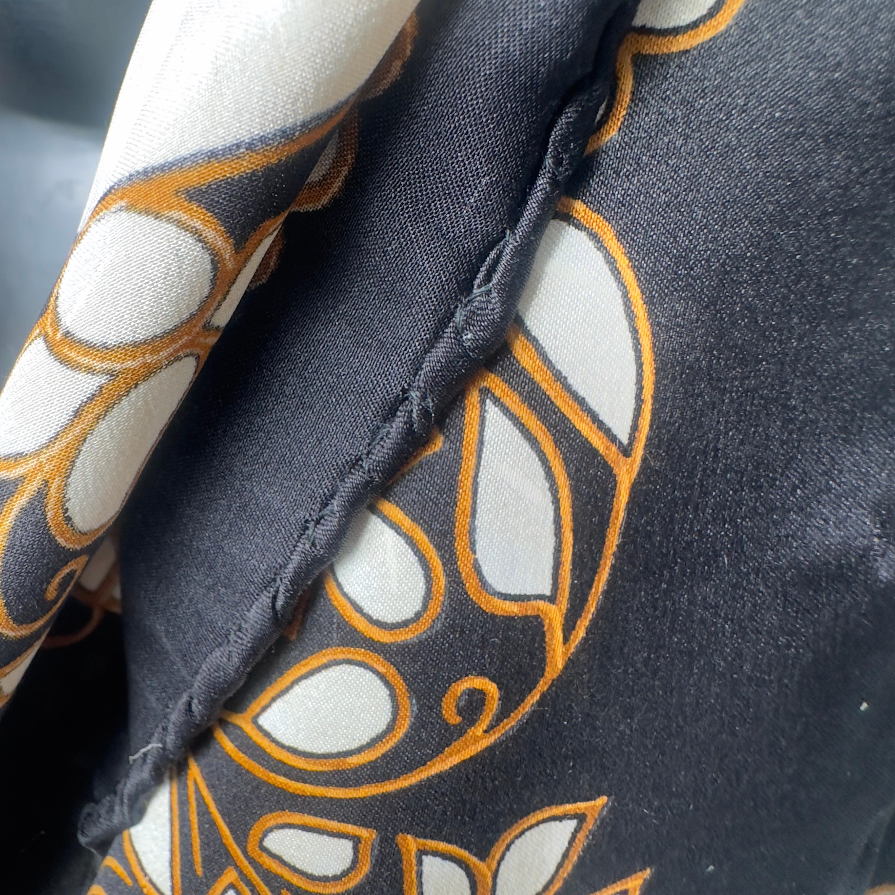 Echarpe en soie Chanel, très bon état en vente 5