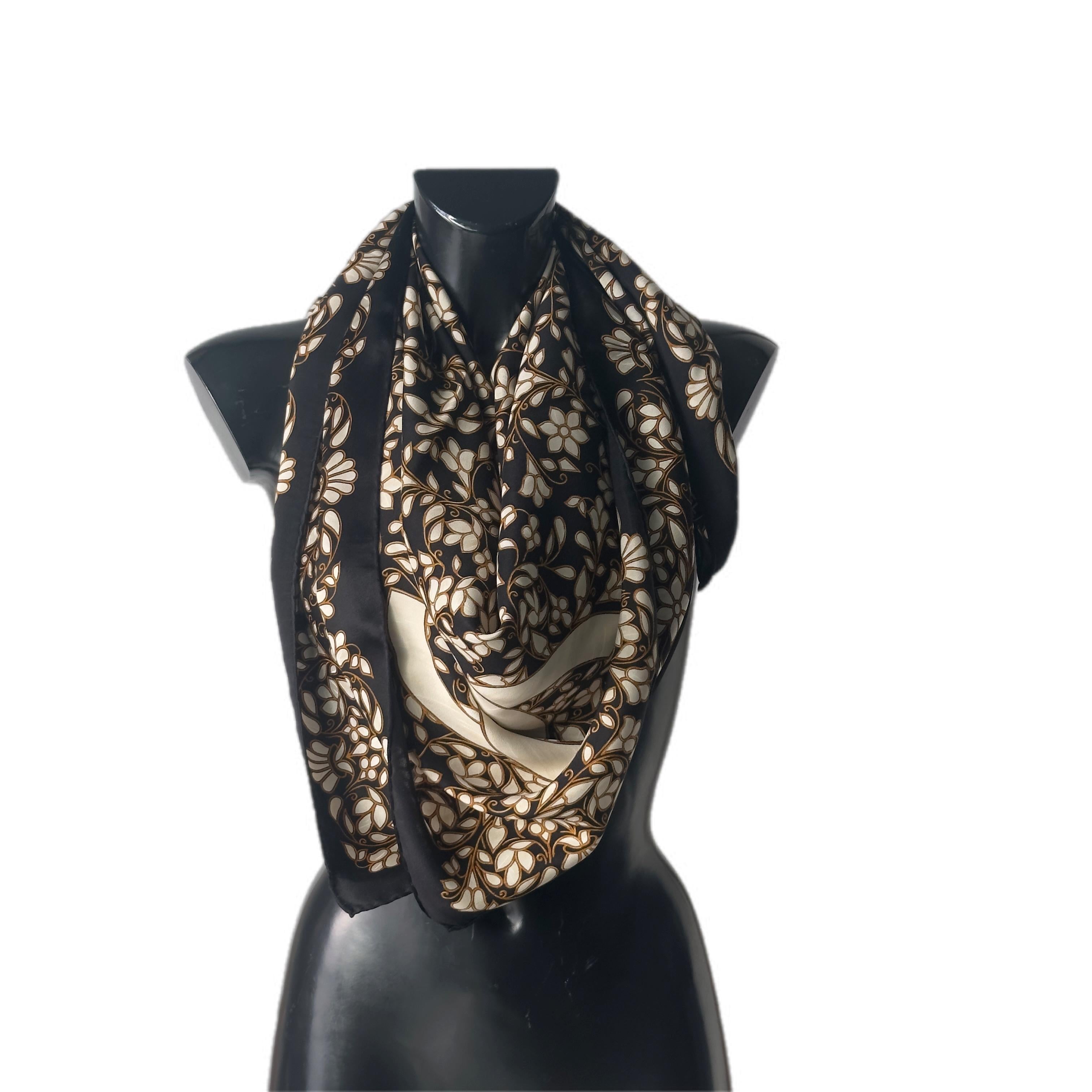Echarpe en soie Chanel avec motif floral et logo de la marque aux 4 coins. Quelle que soit la façon dont il est porté, le logo reste visible. 
Soie très douce, ourlée à la main, ce qui ajoute de la valeur à l'article.
Excellent état, étiquette