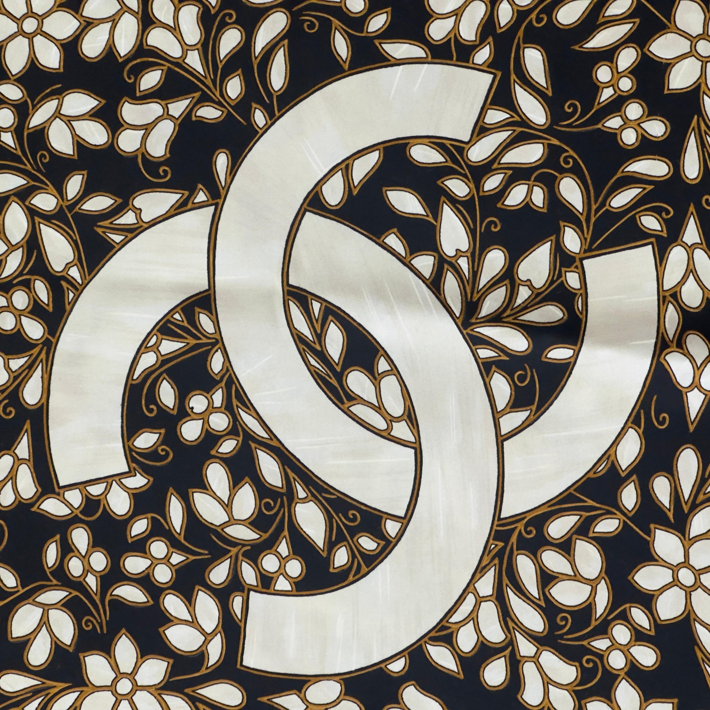 Echarpe en soie Chanel, très bon état en vente 3