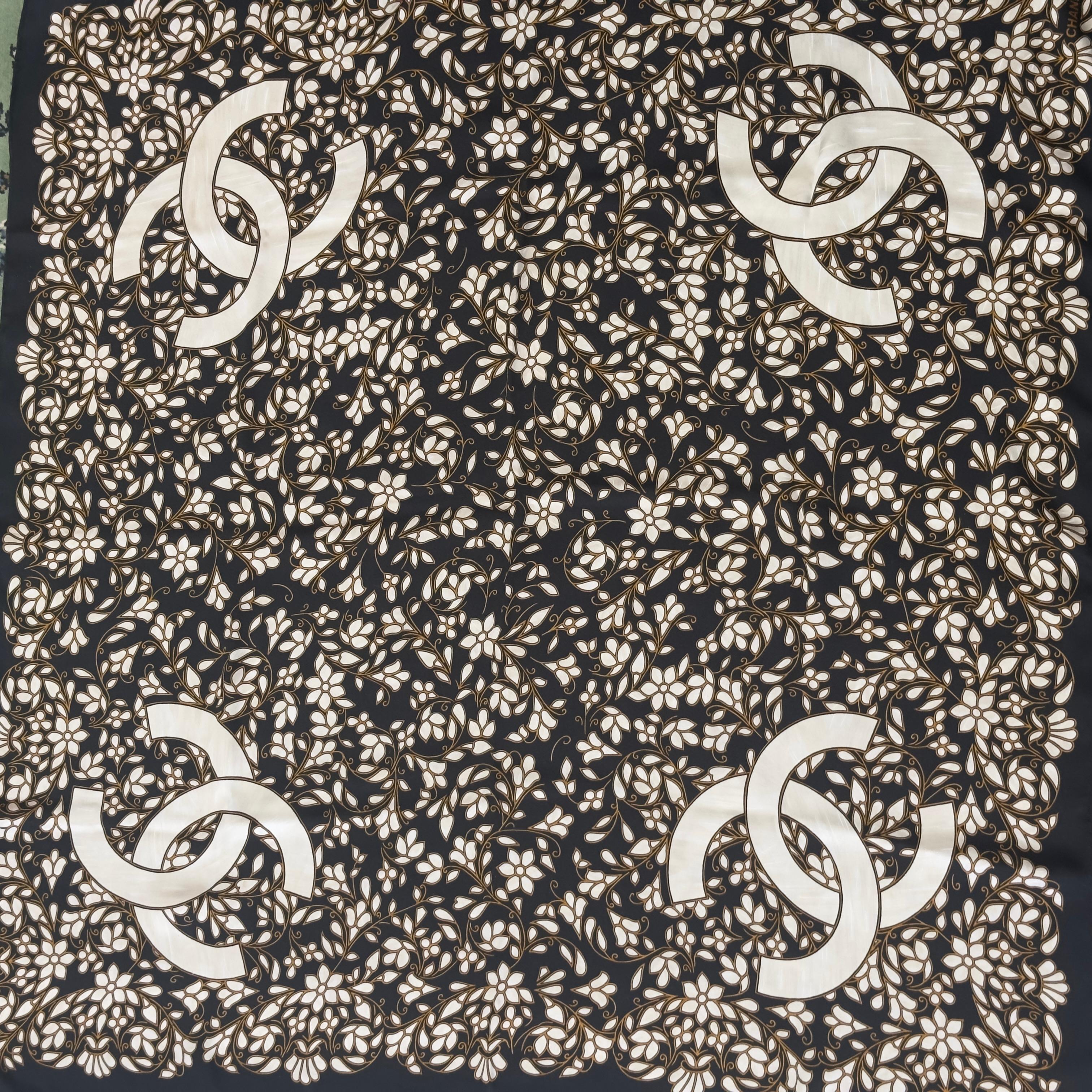 Echarpe en soie Chanel, très bon état en vente 4