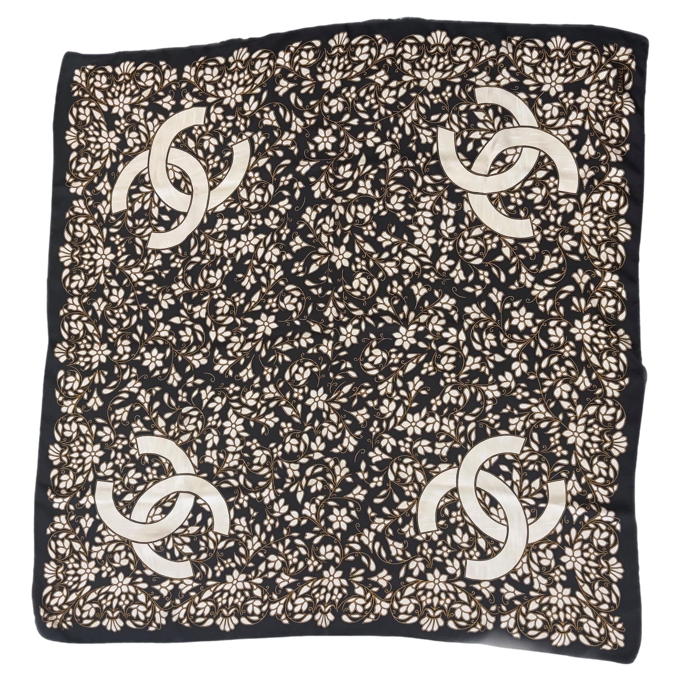 Echarpe en soie Chanel, très bon état