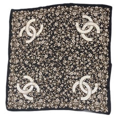 Echarpe en soie Chanel, très bon état