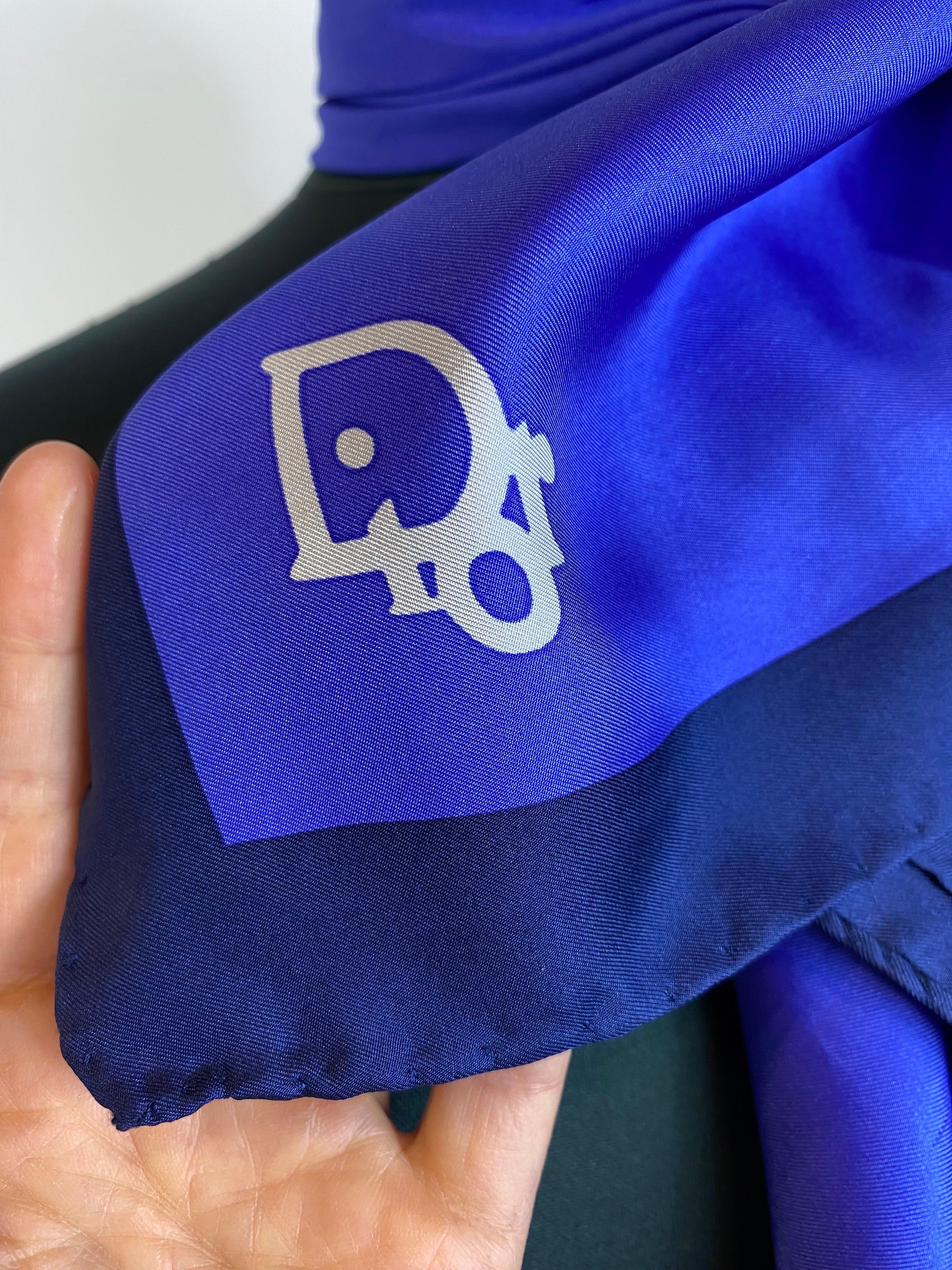 Sciarpa Dior in 100% seta blu e bianca con motivo Monogram. 
In perfette condizioni 

65 cm x 70 cm 