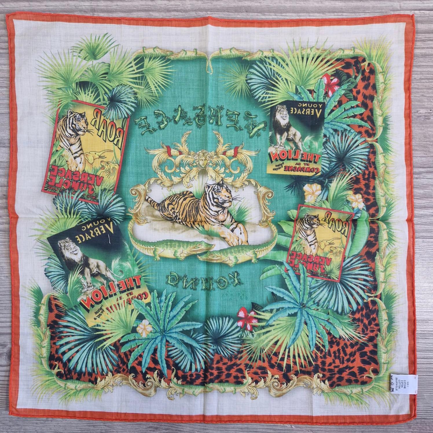 Foulard Gianni Versace King Of The Jungle 1993.  In cotton it measures about 44 x 44 cm.
 Very good condition.