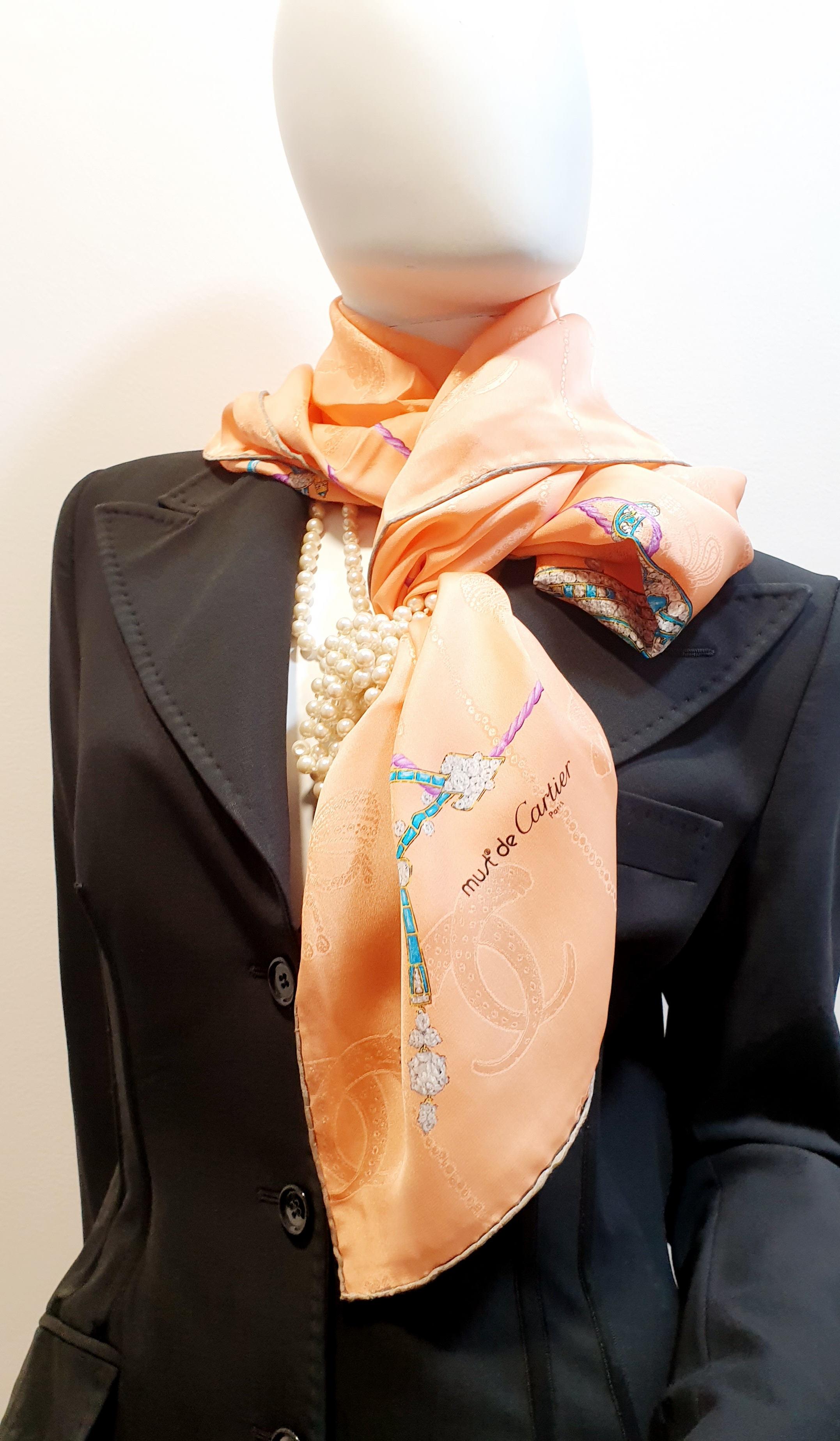 Neu Le must de Cartier Schal aus lachsfarbener Seide mit kostbaren Juwelen entworfen  im Zustand „Neu“ im Angebot in  Bilbao, ES