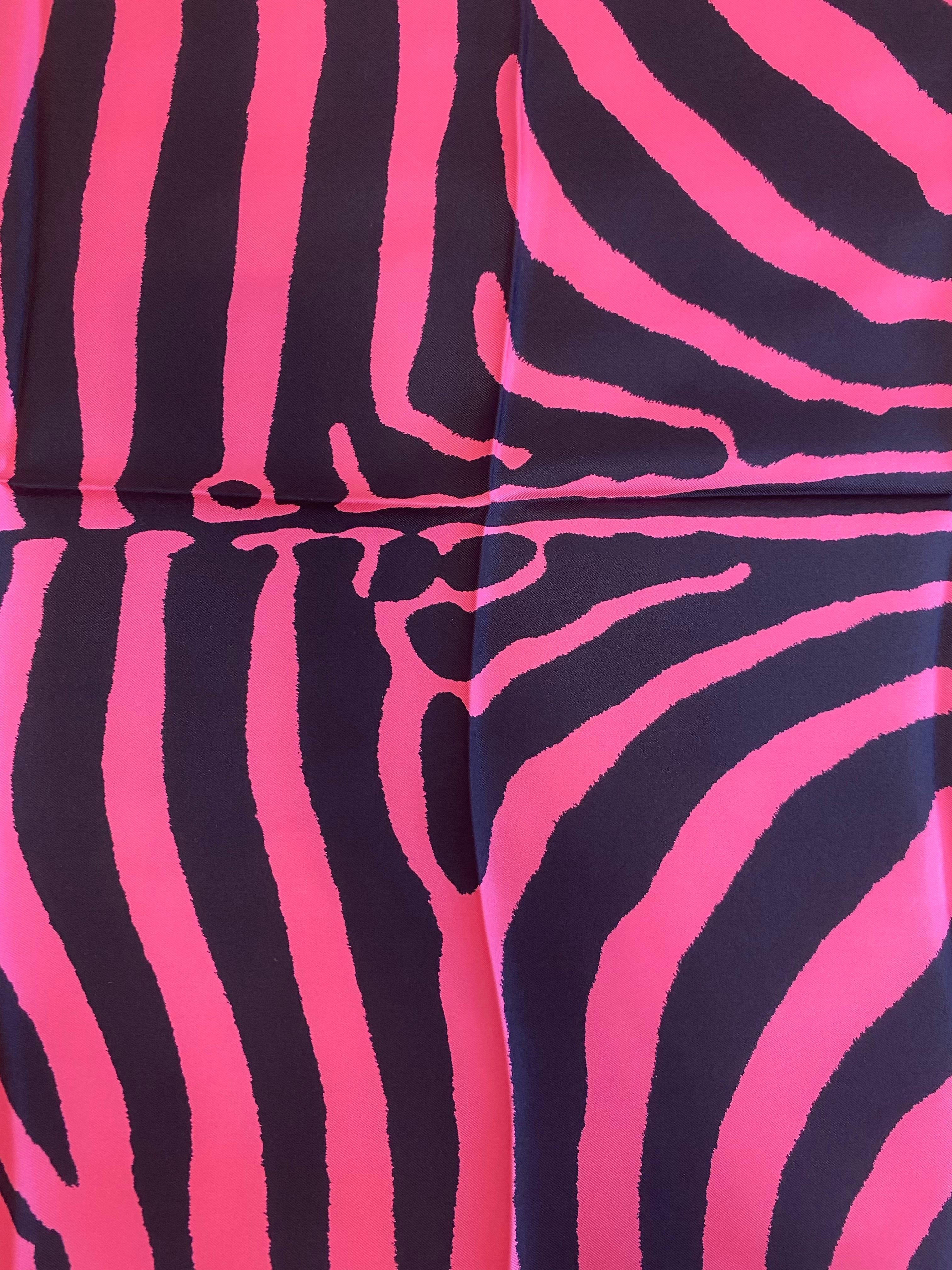 Foulard Saint Laurent zebrato rosa e nero.
100% seta.
66 cm x 66 cm.
En perfecto estado.