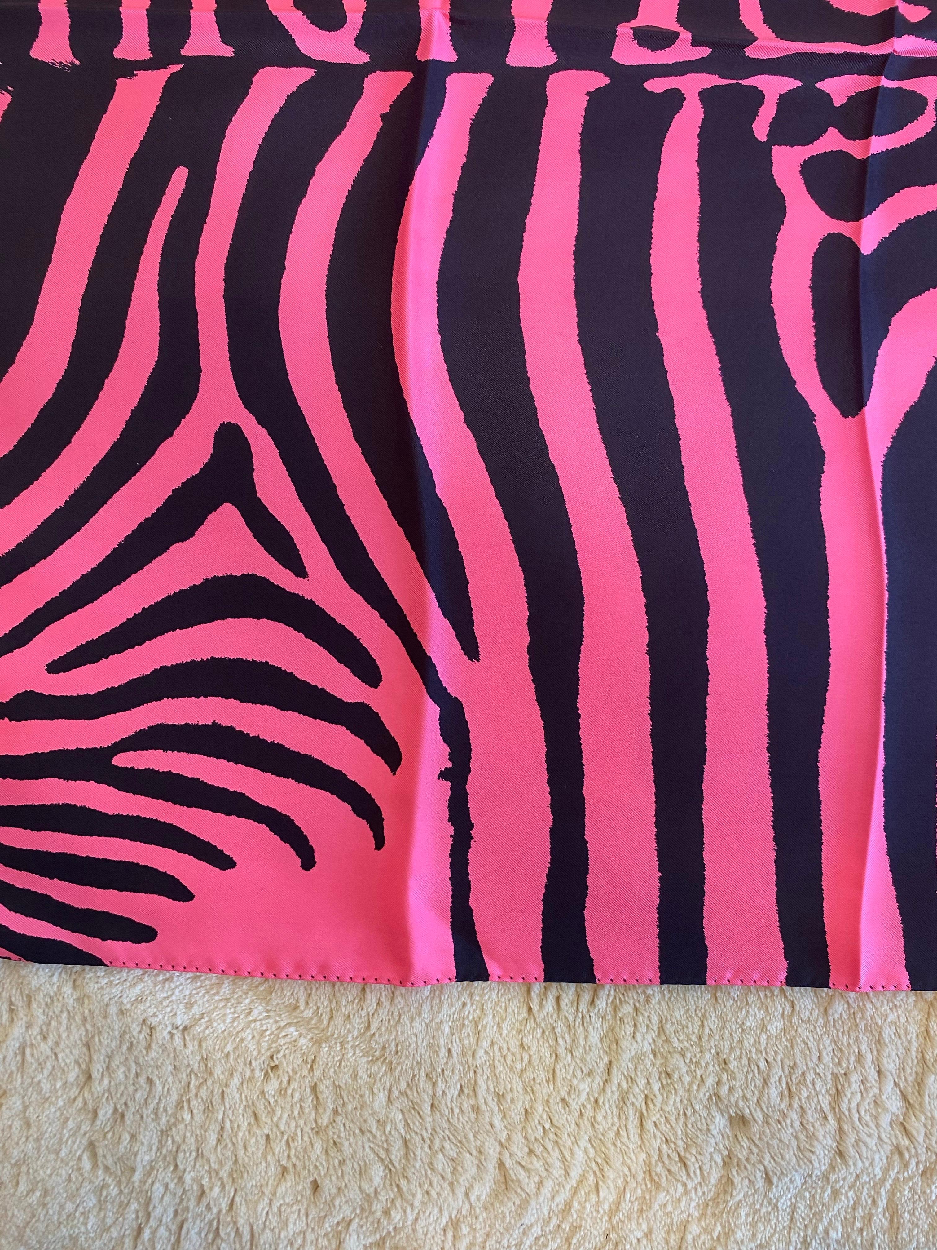 Foulard Saint Laurent zebrato rosa e nero. en Nuevo estado para la venta en Carnate, IT