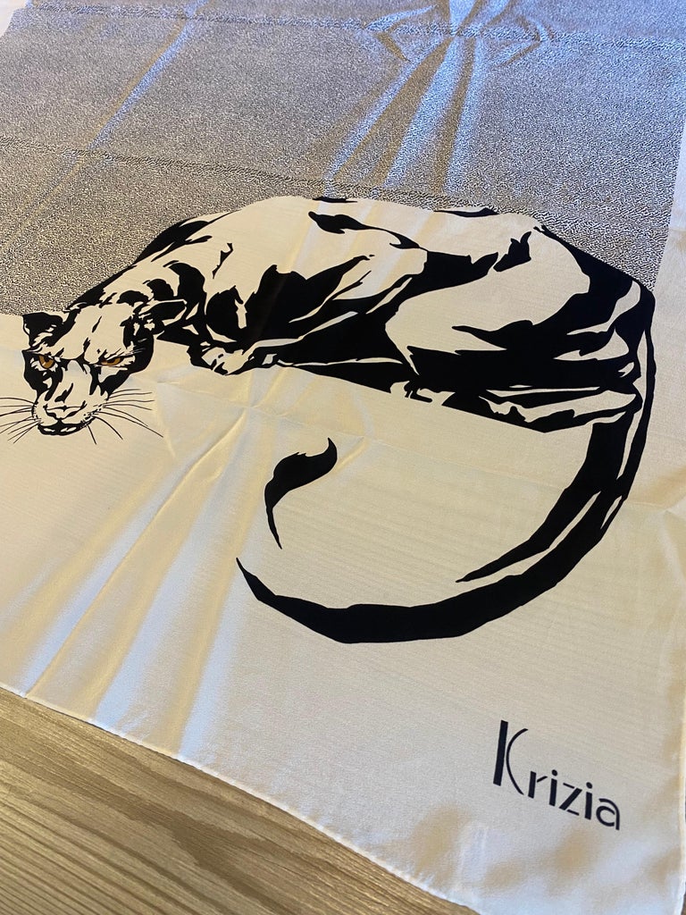 Foulard Châle KRIZIA En Soie Vintage - Dimensions 135 X 135 Cm - Motif Marron - TBEG (Très Bon État Général)