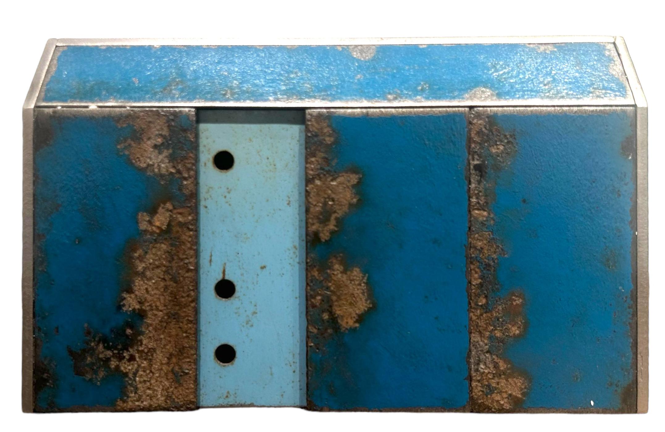 Jim Rose, noto soprattutto per i suoi mobili in acciaio, era un avido collezionista e setacciava i cantieri di recupero alla ricerca di oggetti unici e interessanti. Qui, una collezione di acciai trovati viene rielaborata, preservando la superficie